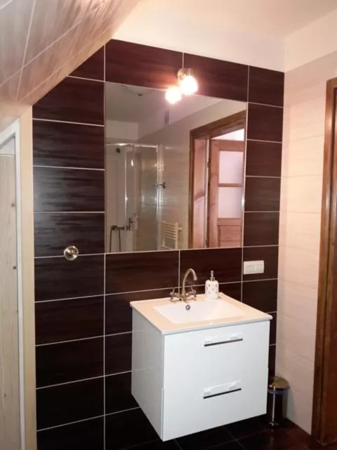 Gościniec Dworski w Ropie - Pokoje gościnne