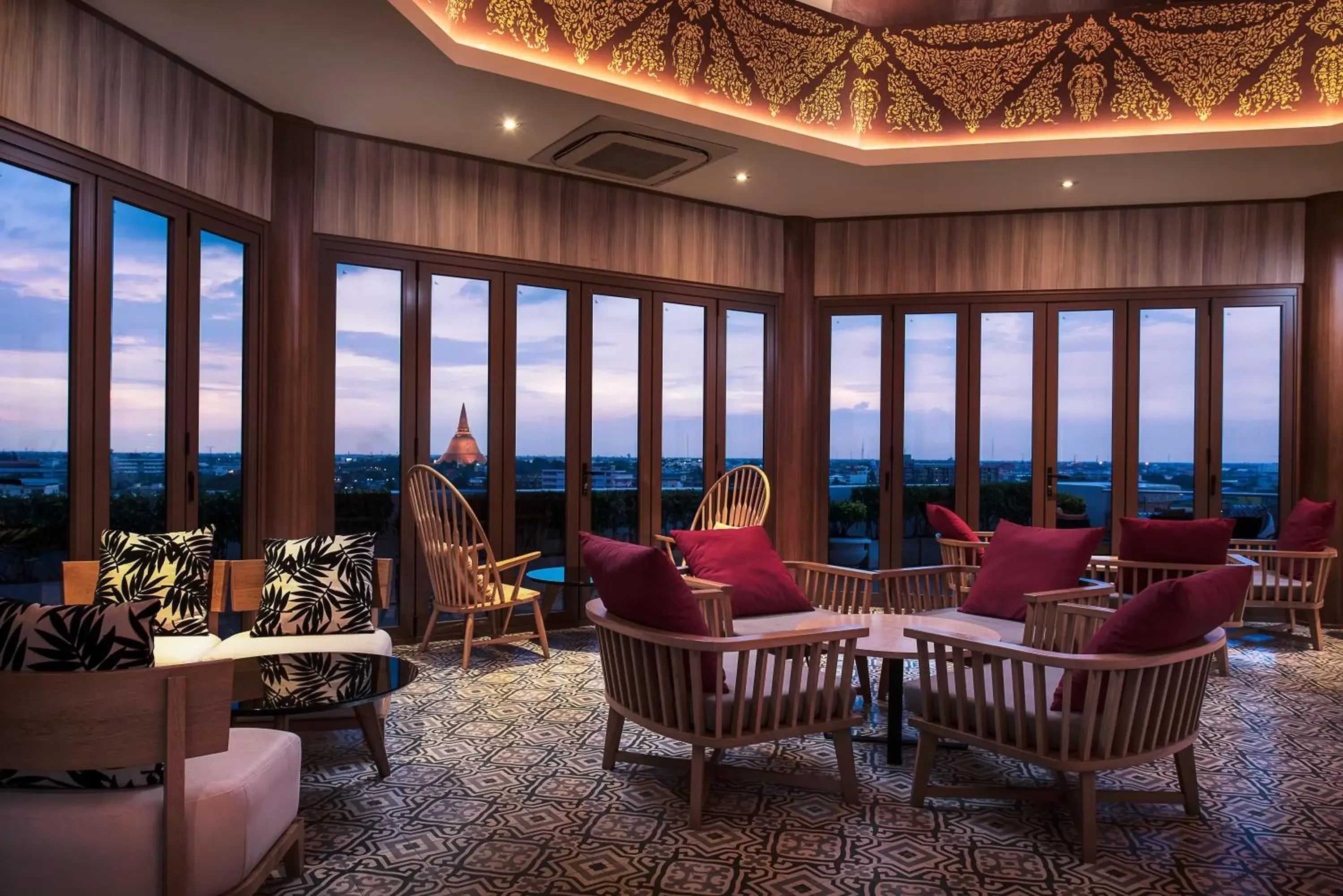 Lounge or bar in Mida Grande Hotel Dhavaravati Nakhon Pathom - SHA PLUS Lounge or bar in Mida Grande Hotel Dhavaravati Nakhon Pathom - SHA PLUS