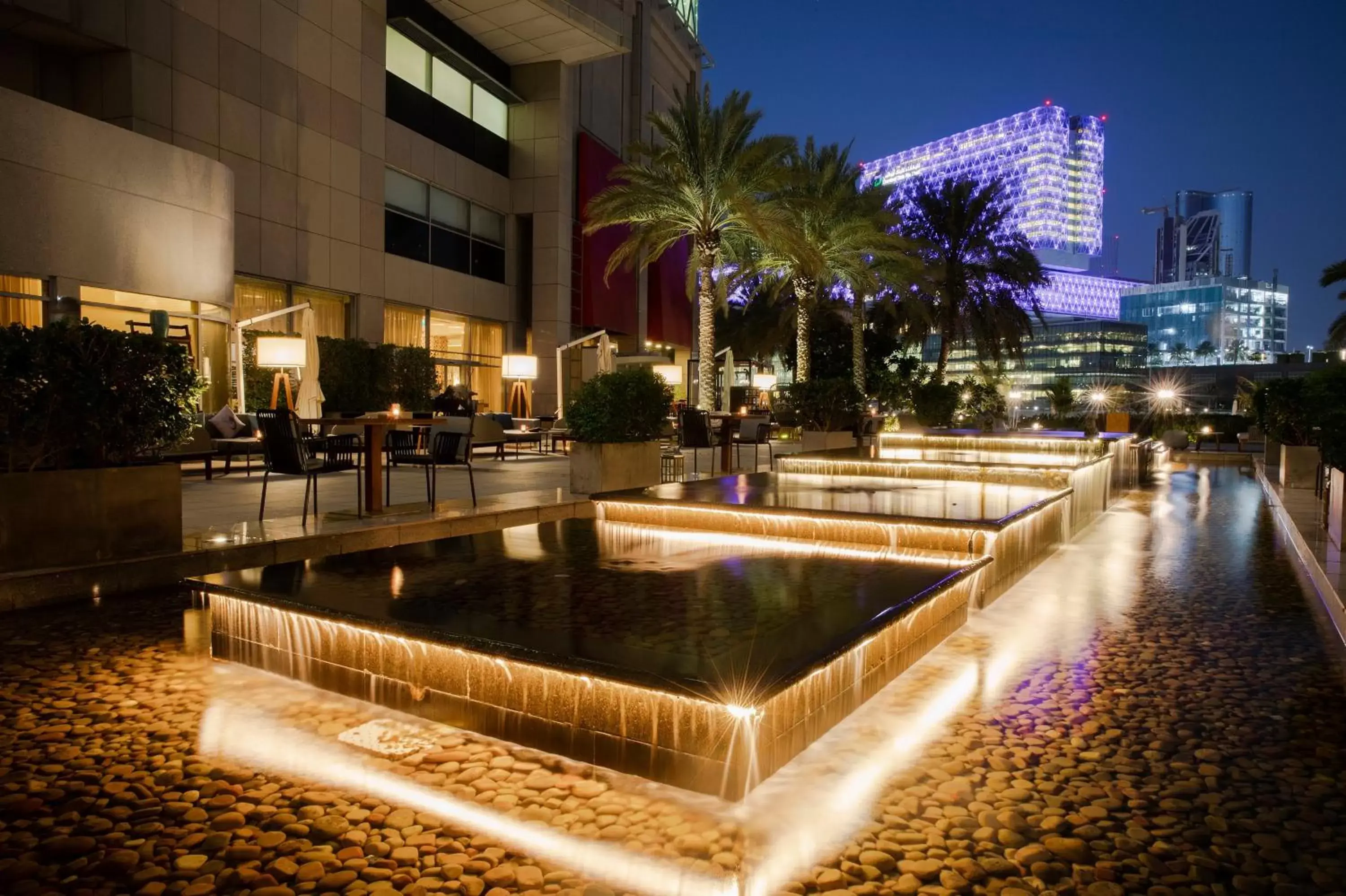 Restaurant/places to eat, Swimming Pool in Beach Rotana - Abu Dhabi