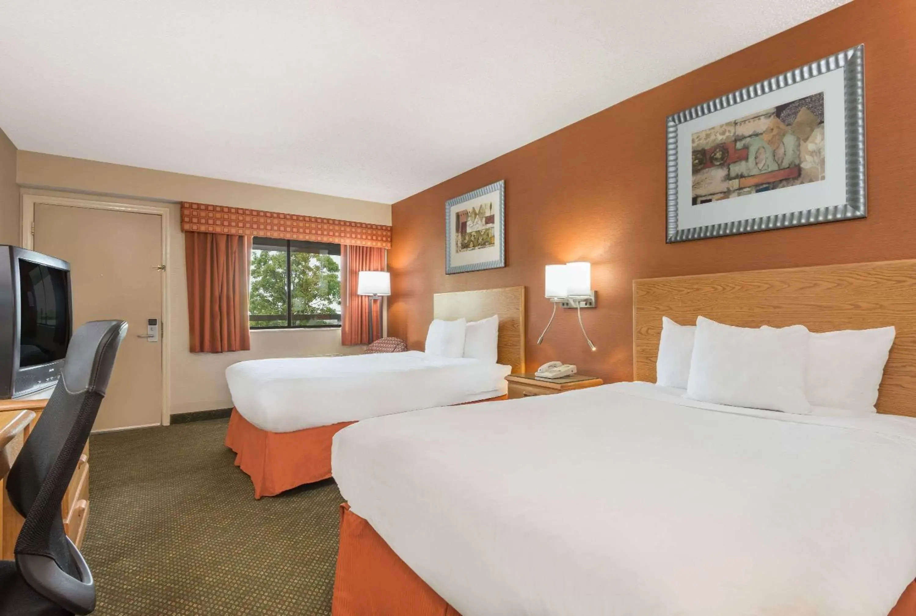 Photo of the whole room, Bed in Days Inn by Wyndham Columbus Fairgrounds