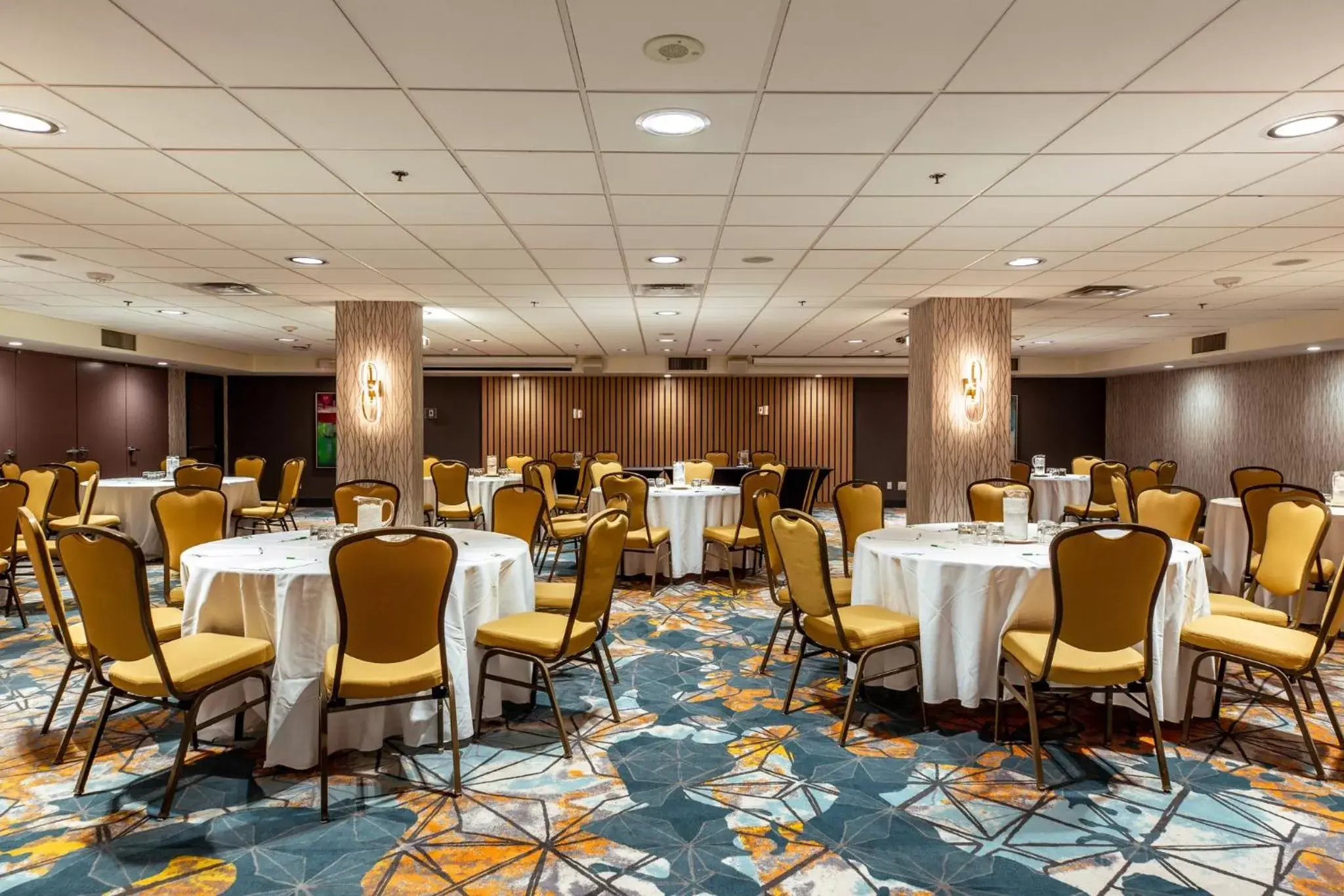 Meeting/conference room, Restaurant/Places to Eat in Holiday Inn Toronto Downtown Centre, an IHG Hotel