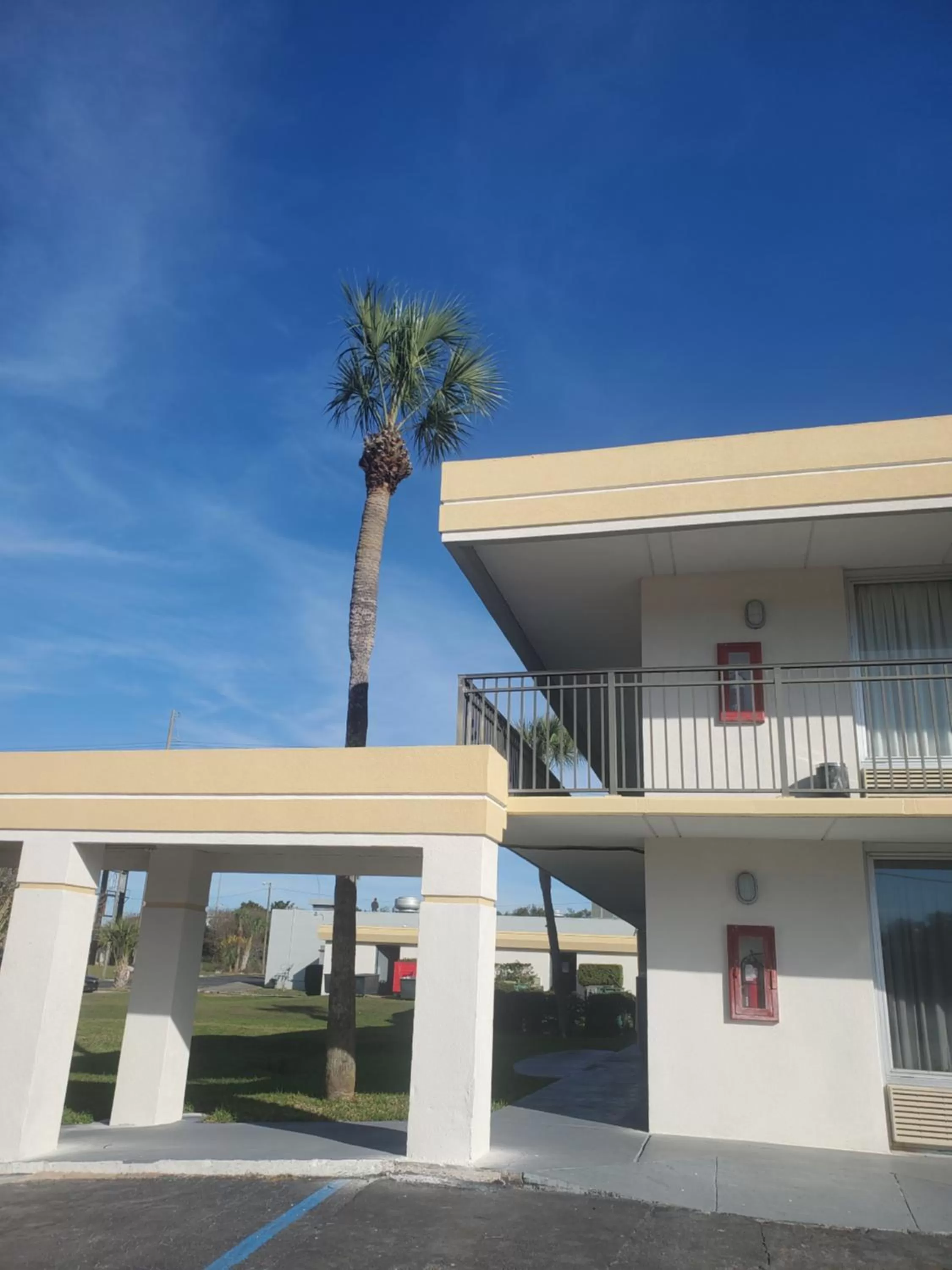 Inner courtyard view in Super 8 by Wyndham Ocala I-75