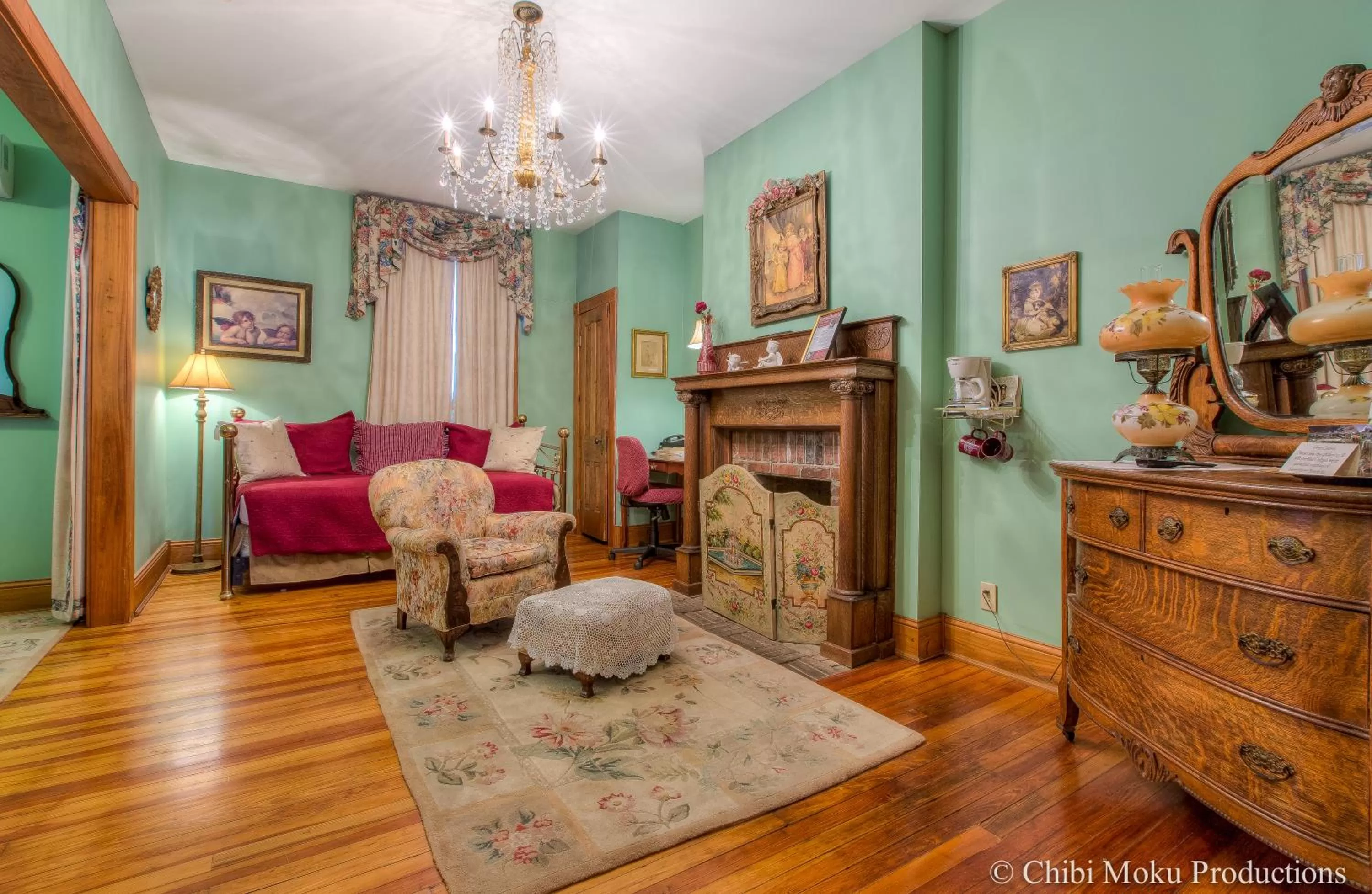 Living room in Sweetwater Branch Inn