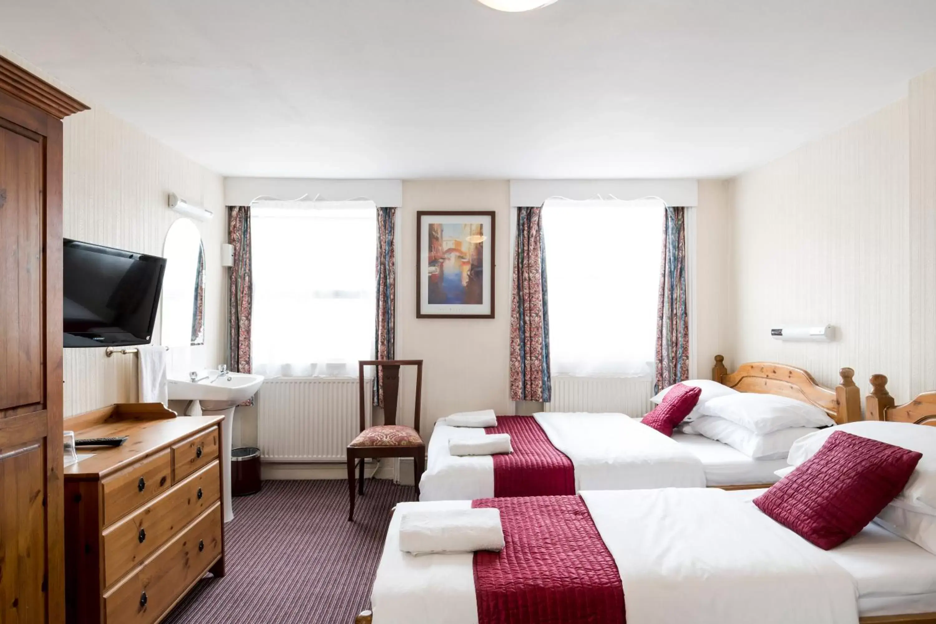 Bed, TV/Entertainment Center in St Athans Hotel