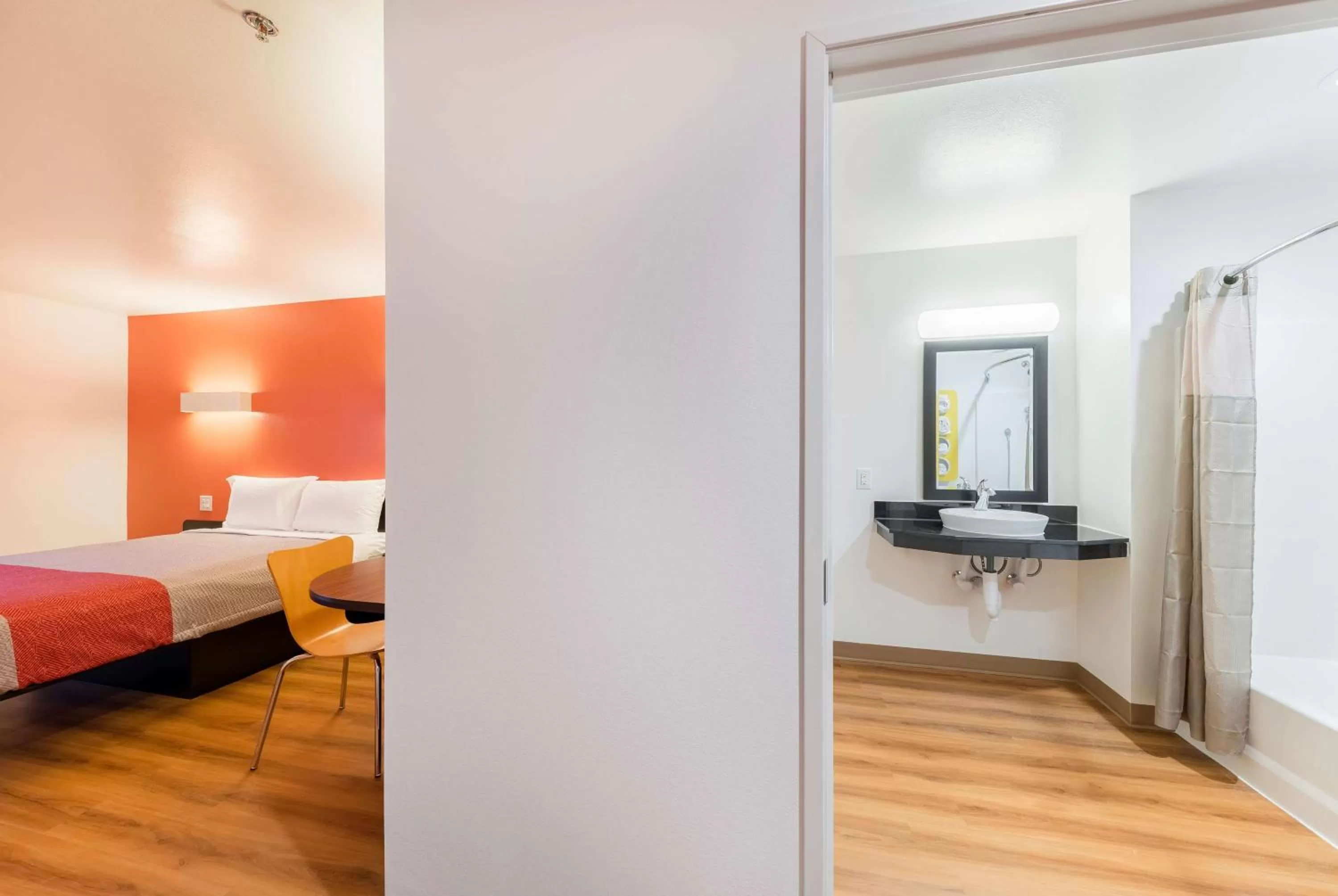 Bathroom, Bed in Motel 6 Fort Worth, TX - North - Saginaw