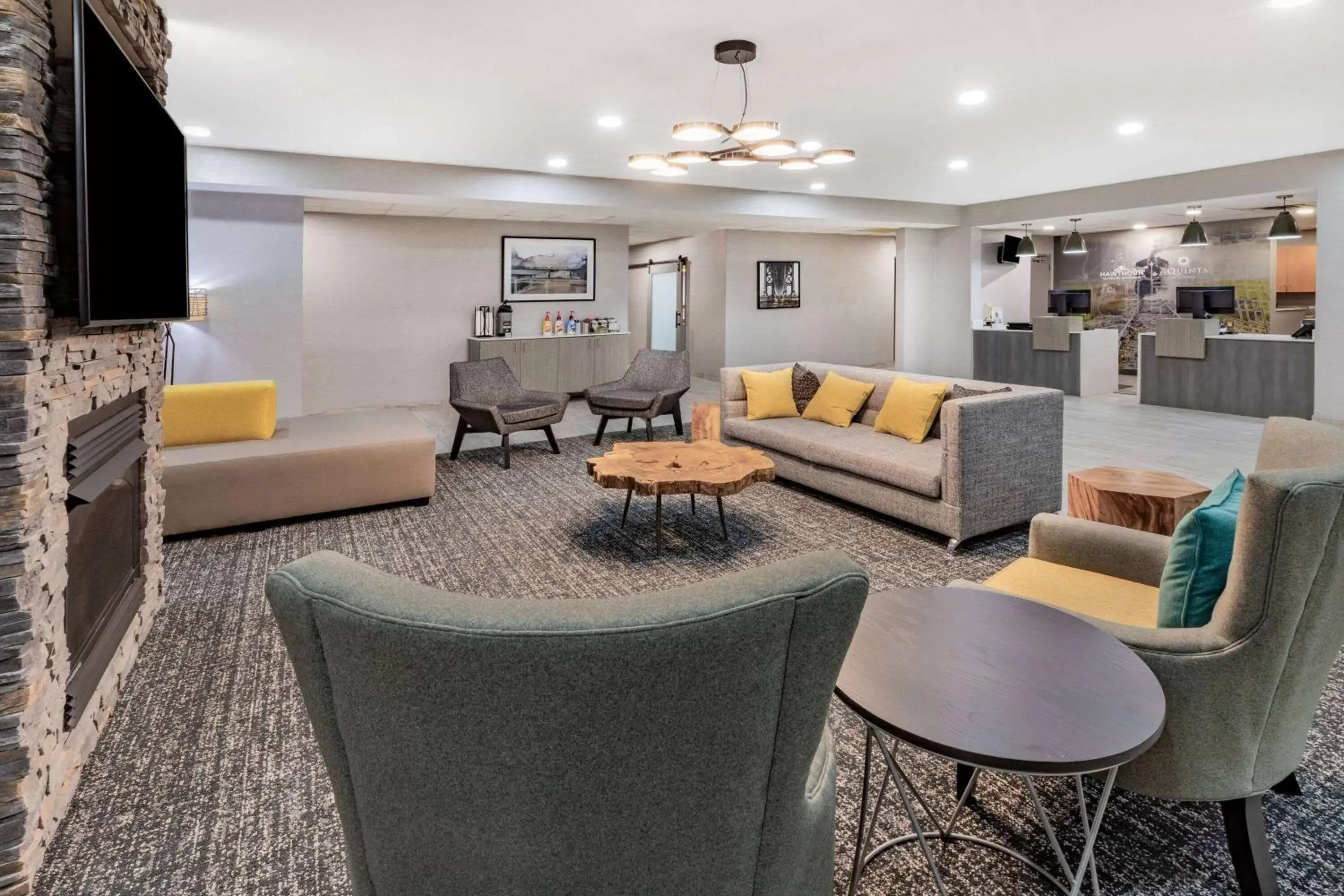 Lobby or reception, Lounge/Bar in La Quinta Inn & Suites by Wyndham Ardmore