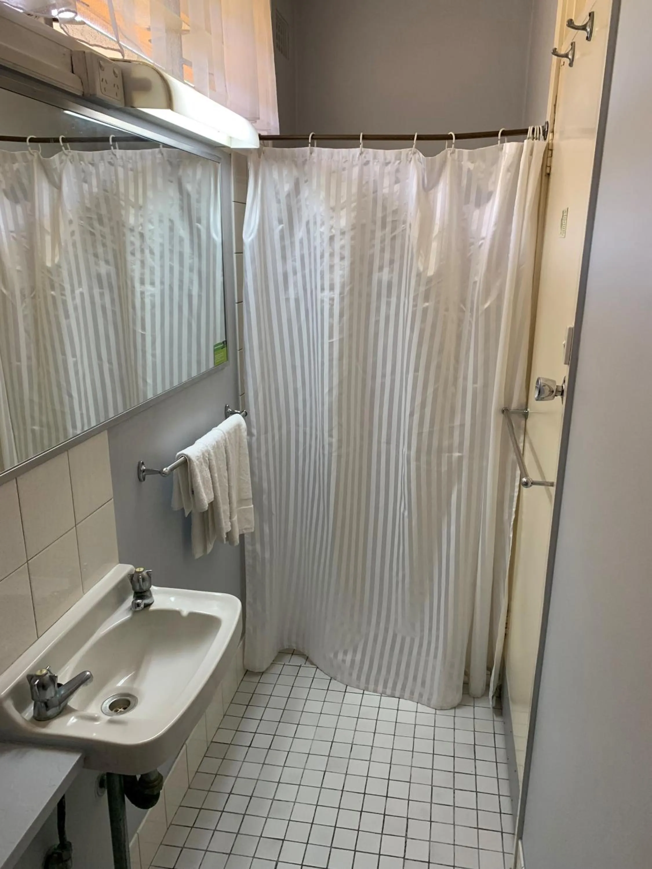 Shower in Arkana Motel