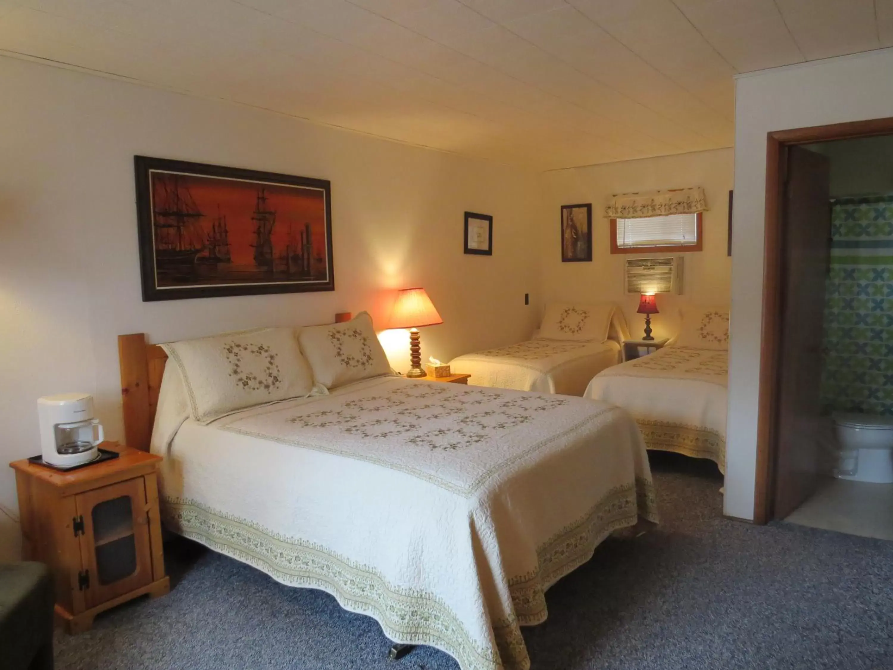 Photo of the whole room, Bed in The Pines Country Inn