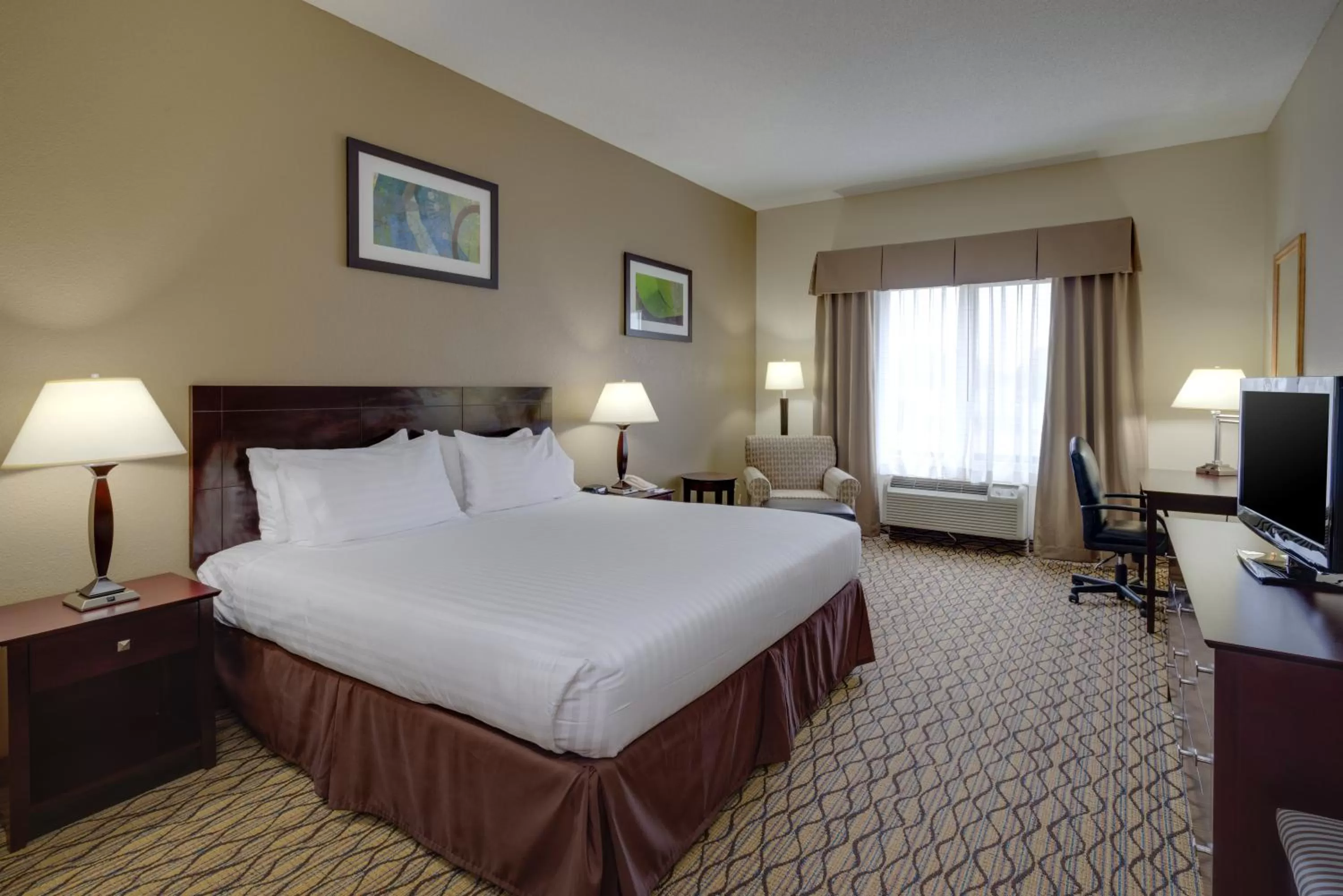 Photo of the whole room, Bed in Holiday Inn Express Charles Town by IHG