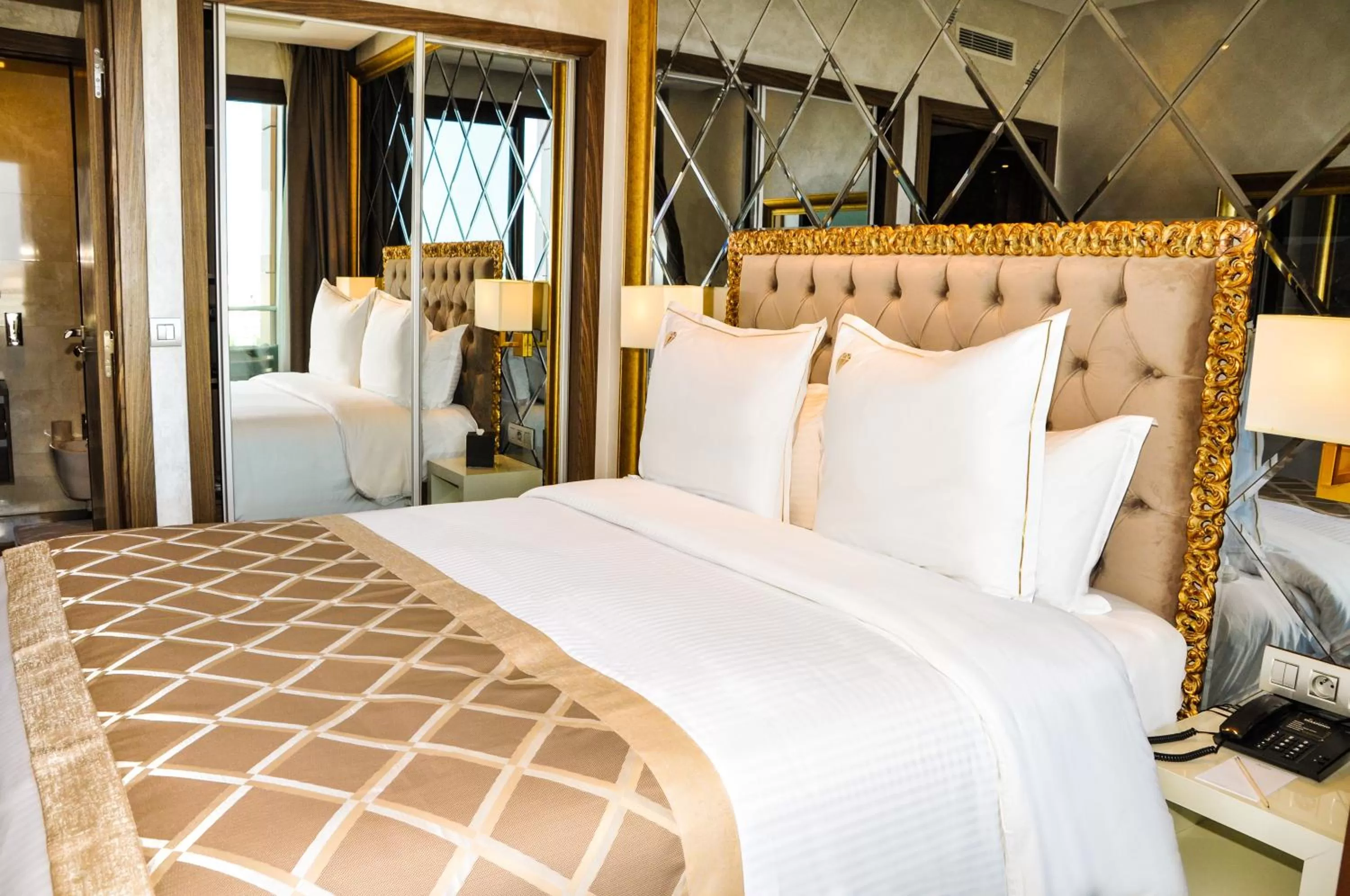 Toilet, Bed in Suite Hotel Casa Diamond