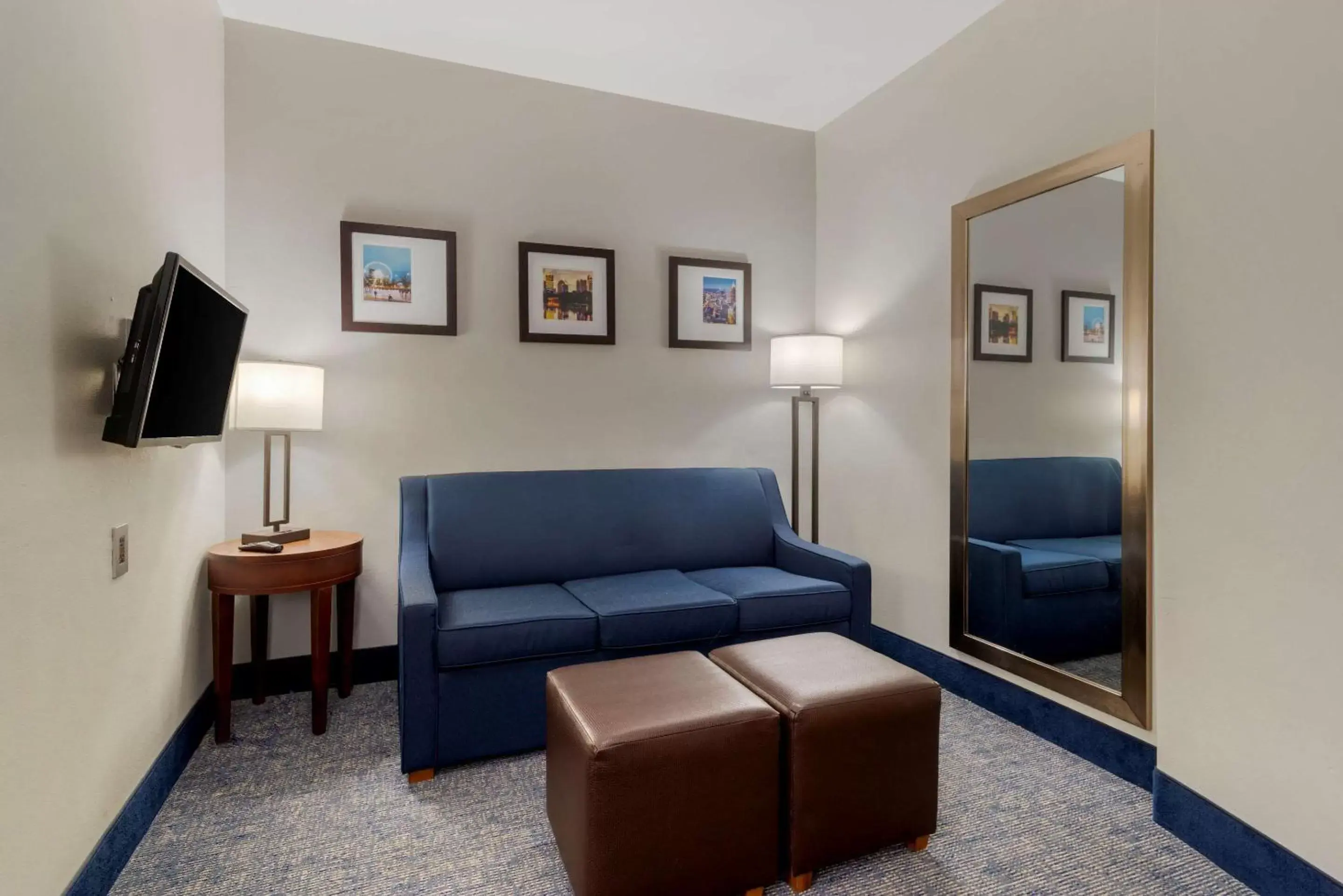 Bedroom, Seating Area in Comfort Suites Stockbridge Atlanta South