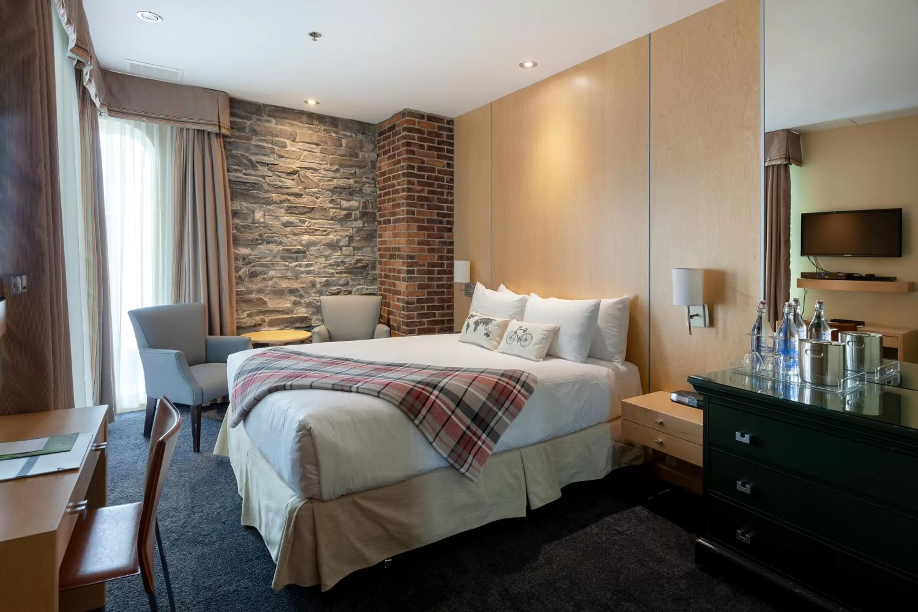 Bed in Hotel du Vieux Quebec