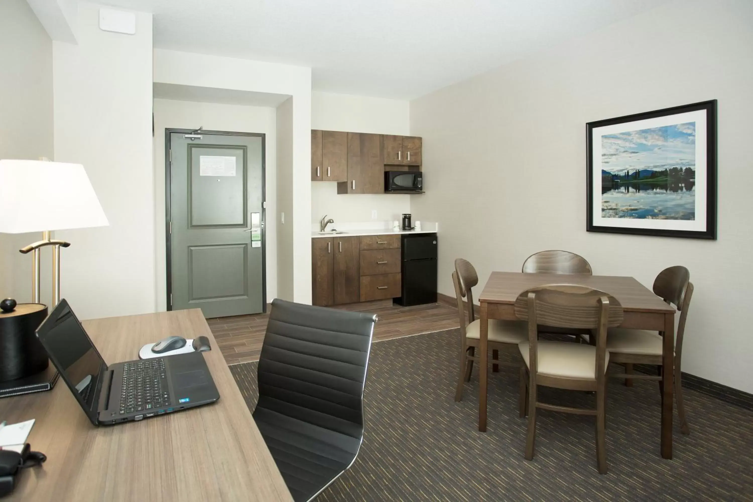 Kitchen or kitchenette, Dining Area in Wingate by Wyndham Calgary Airport