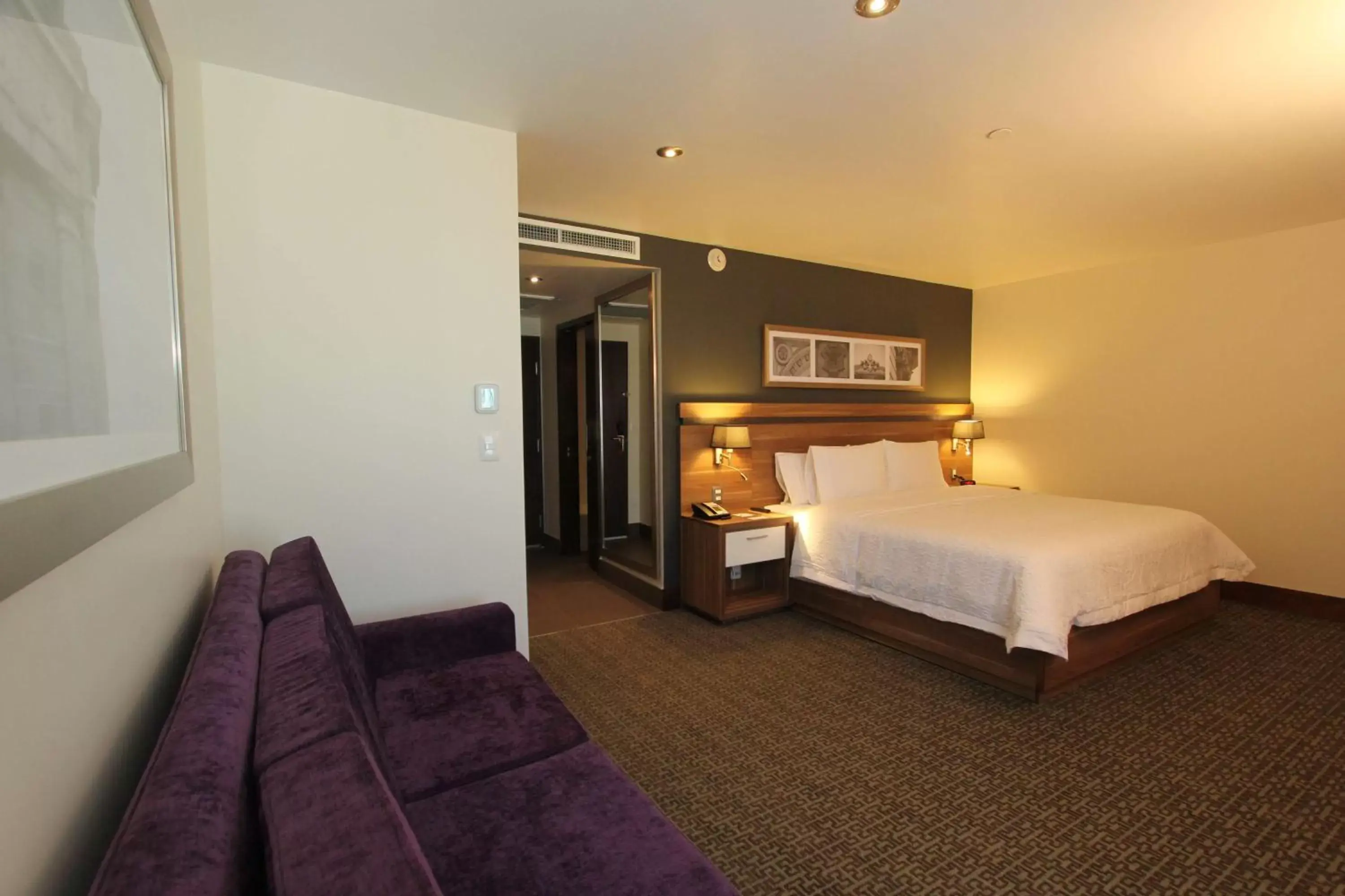 Bed in Hampton Inn by Hilton Leon