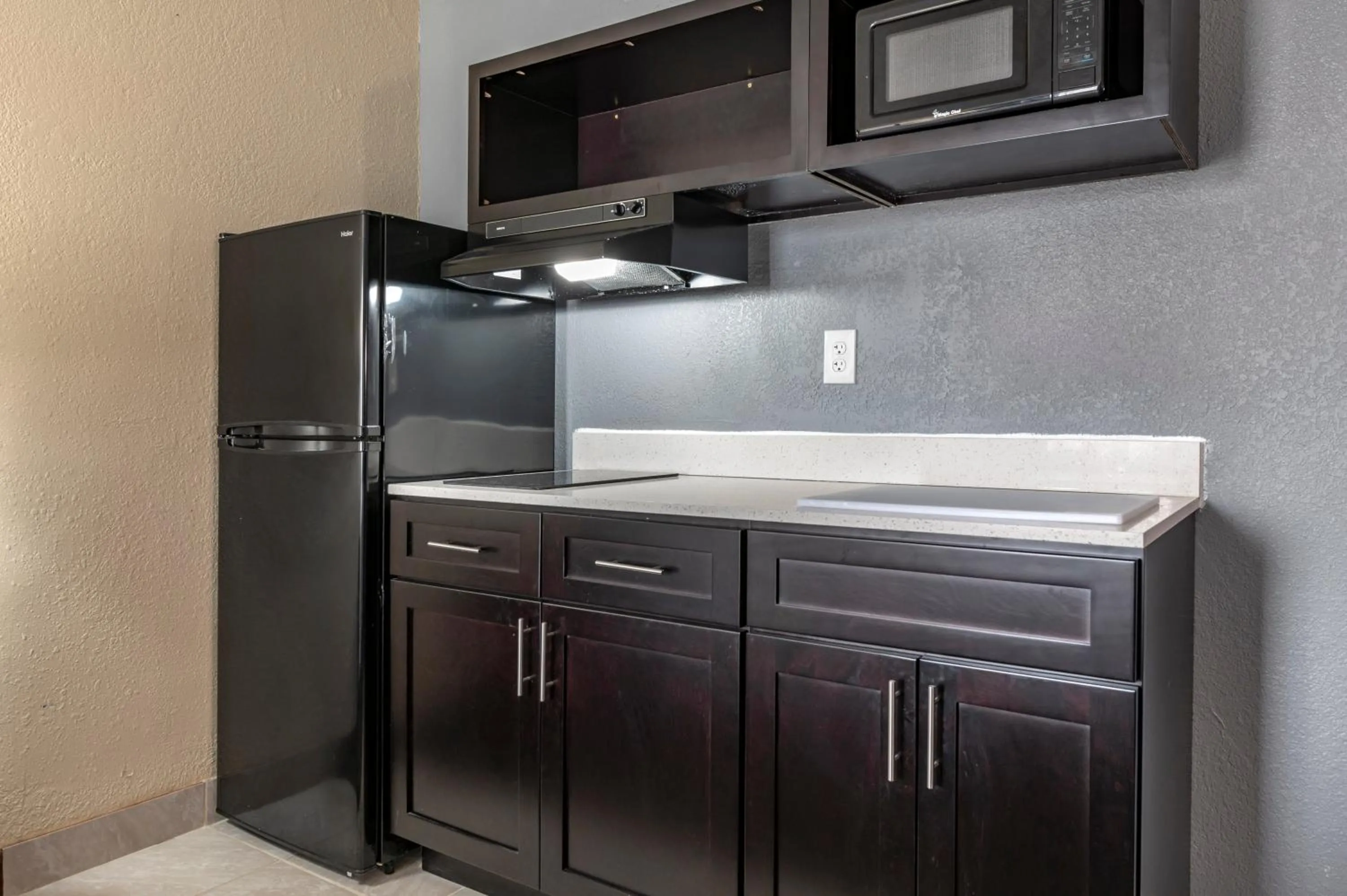 Kitchen or kitchenette in Suburban Studios Lafayette