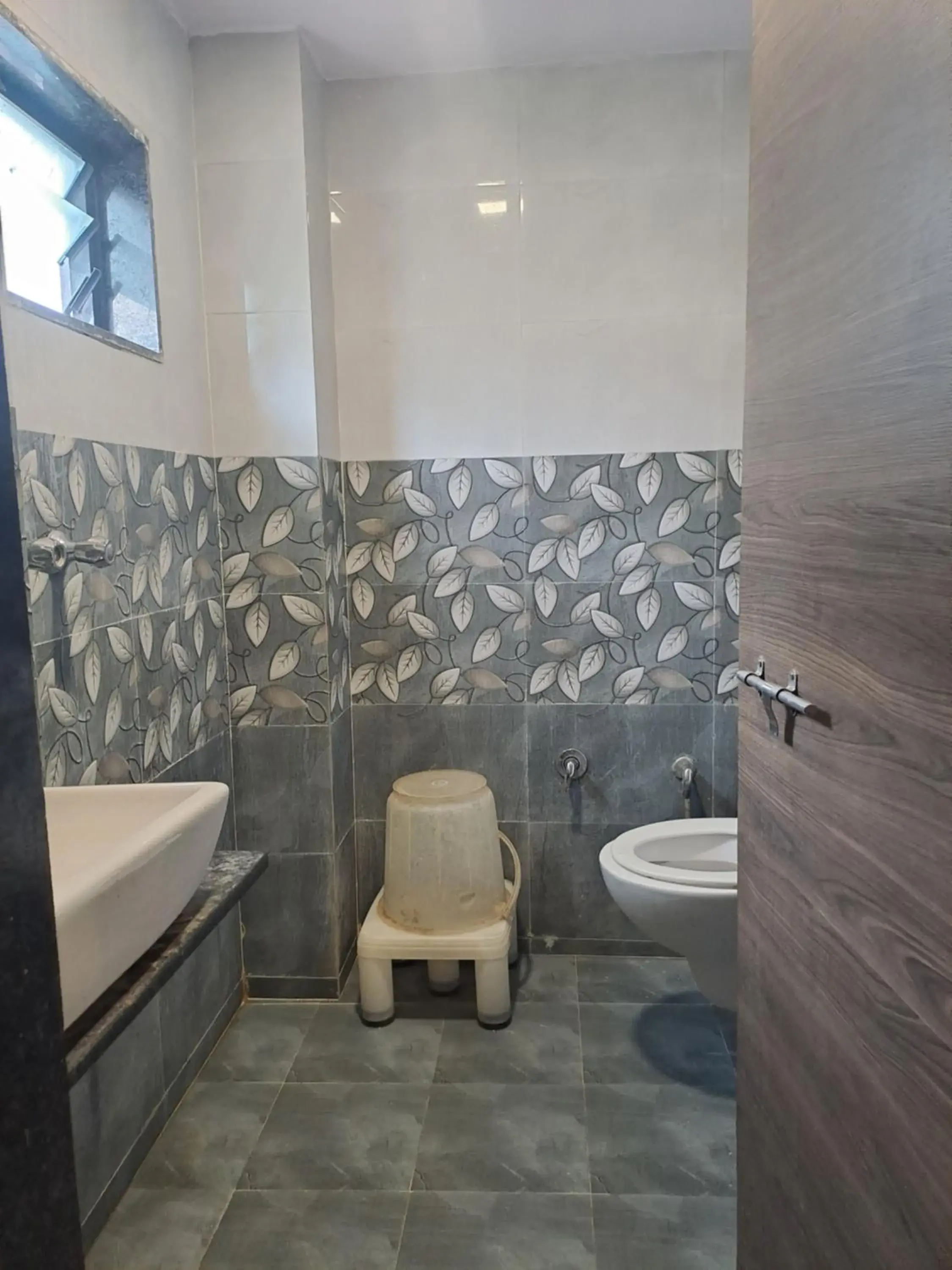 Shower, Bathroom in Hotel Gitanjali