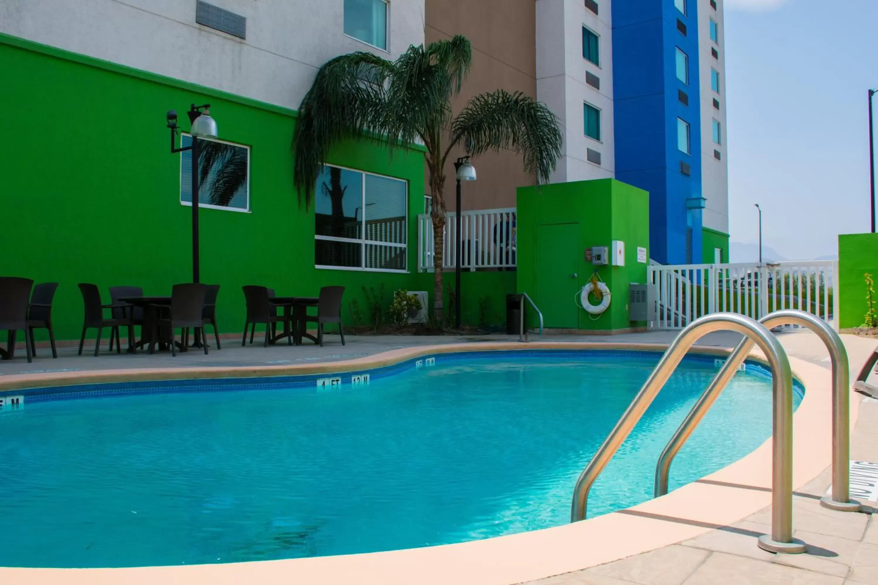 Swimming pool in Holiday Inn Express Saltillo Zona Aeropuerto by IHG Swimming pool in Holiday Inn Express Saltillo Zona Aeropuerto by IHG