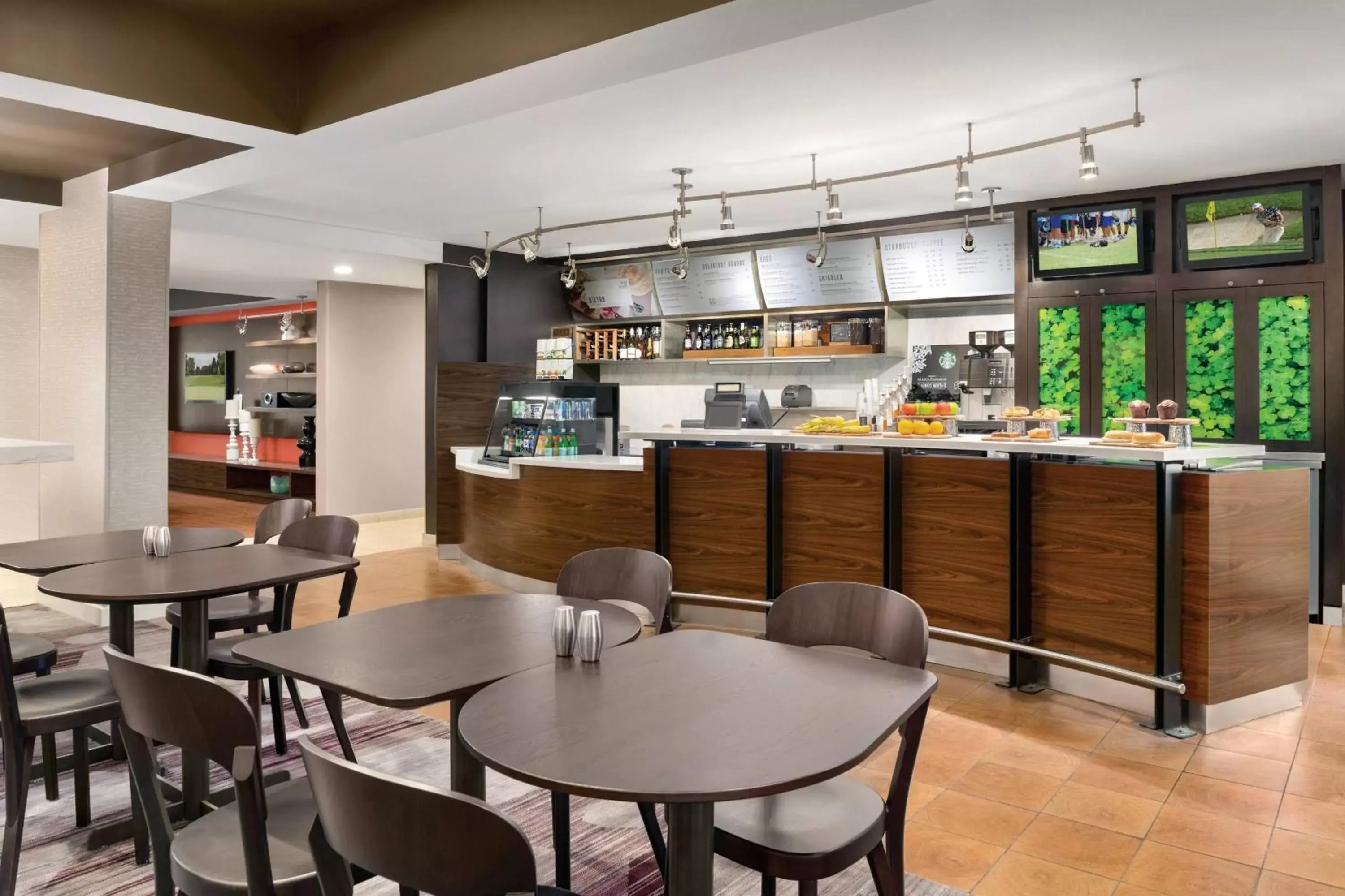 Breakfast, Lounge/Bar in Courtyard by Marriott Dayton North