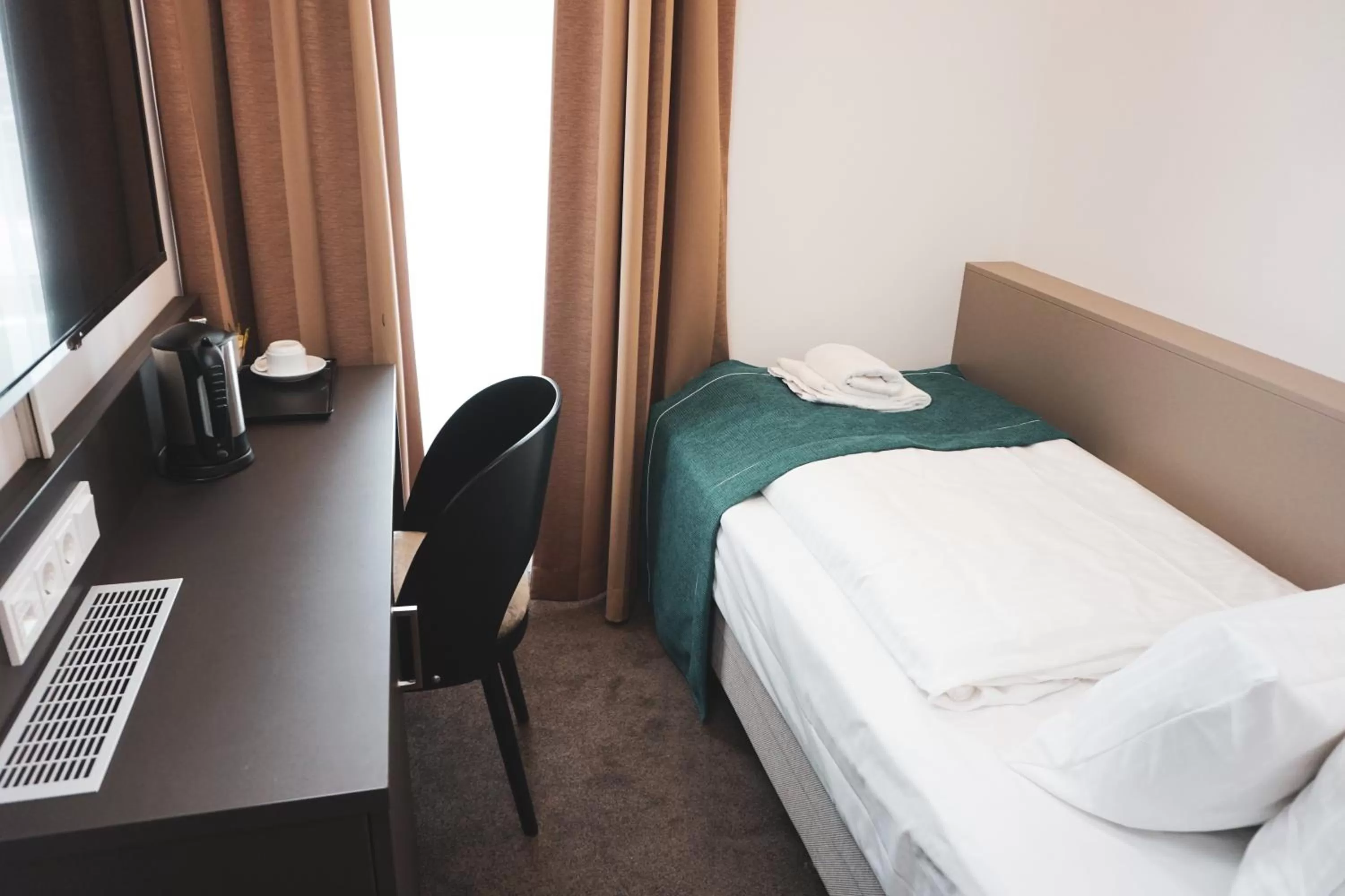 Bedroom, Bed in The Monument Hotel - BW Signature Collection