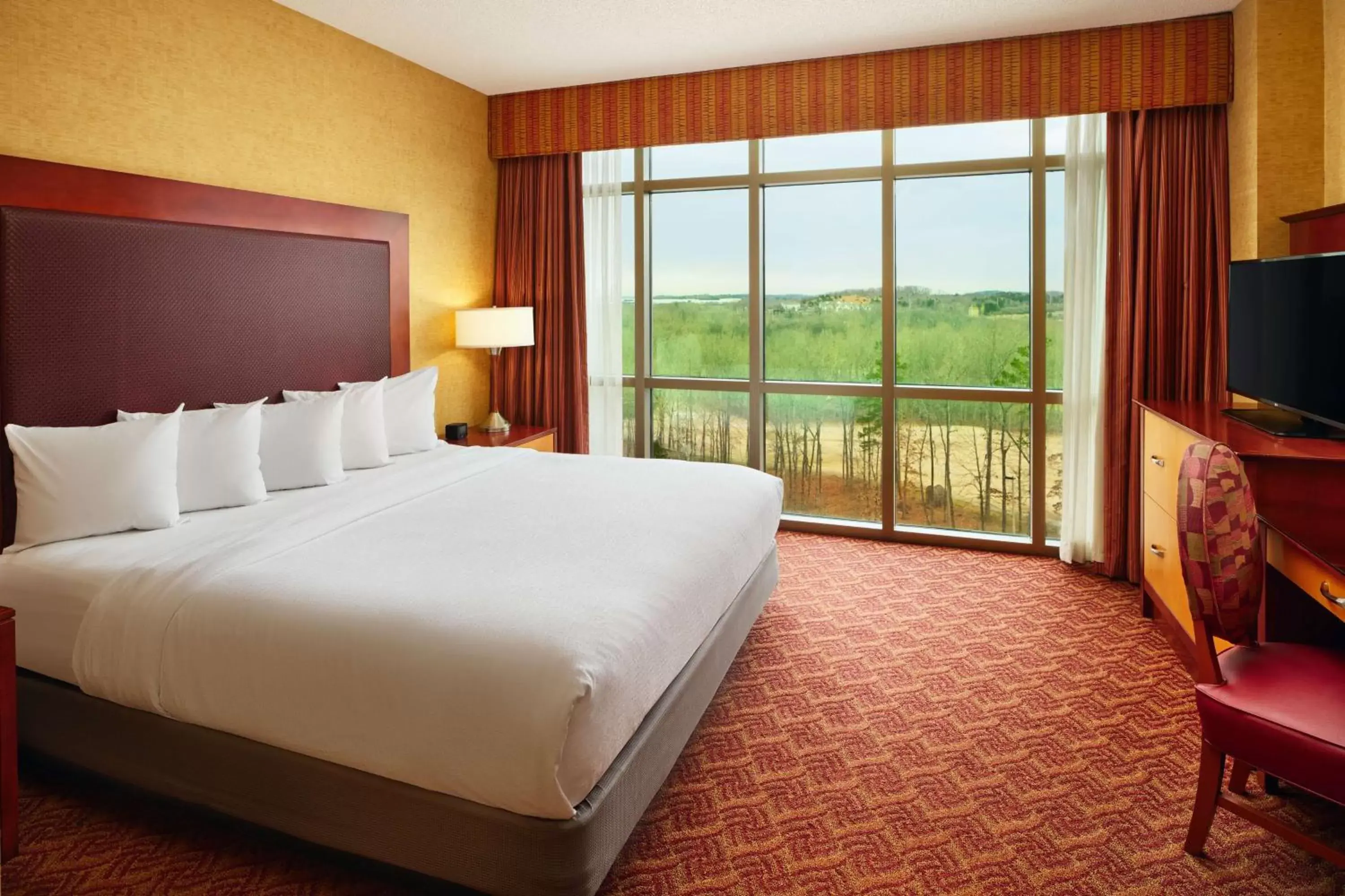 Bed in Embassy Suites by Hilton Charlotte Concord Golf Resort & Spa