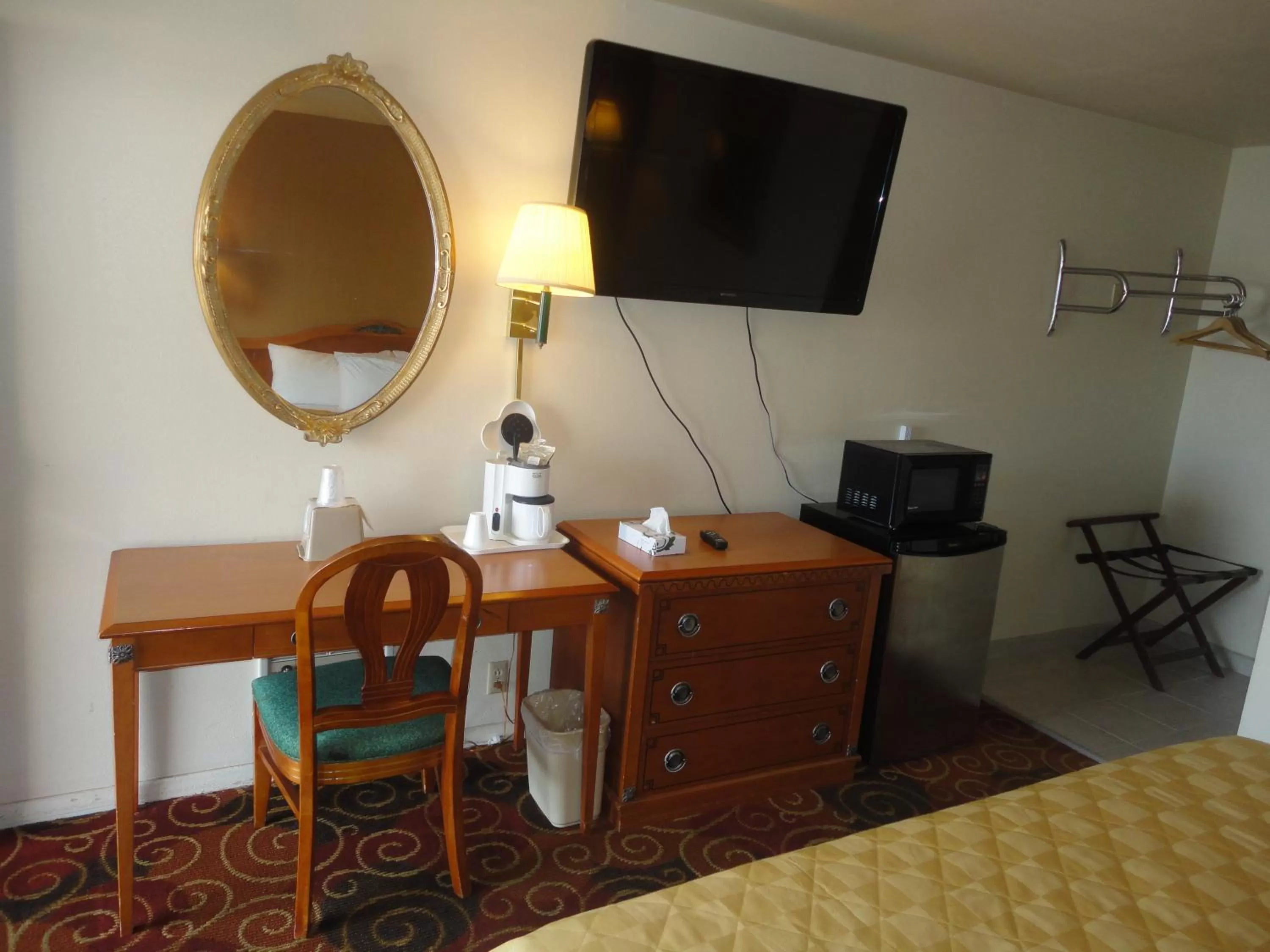 Bed in Americas Best Value Inn Santa Rosa, New Mexico