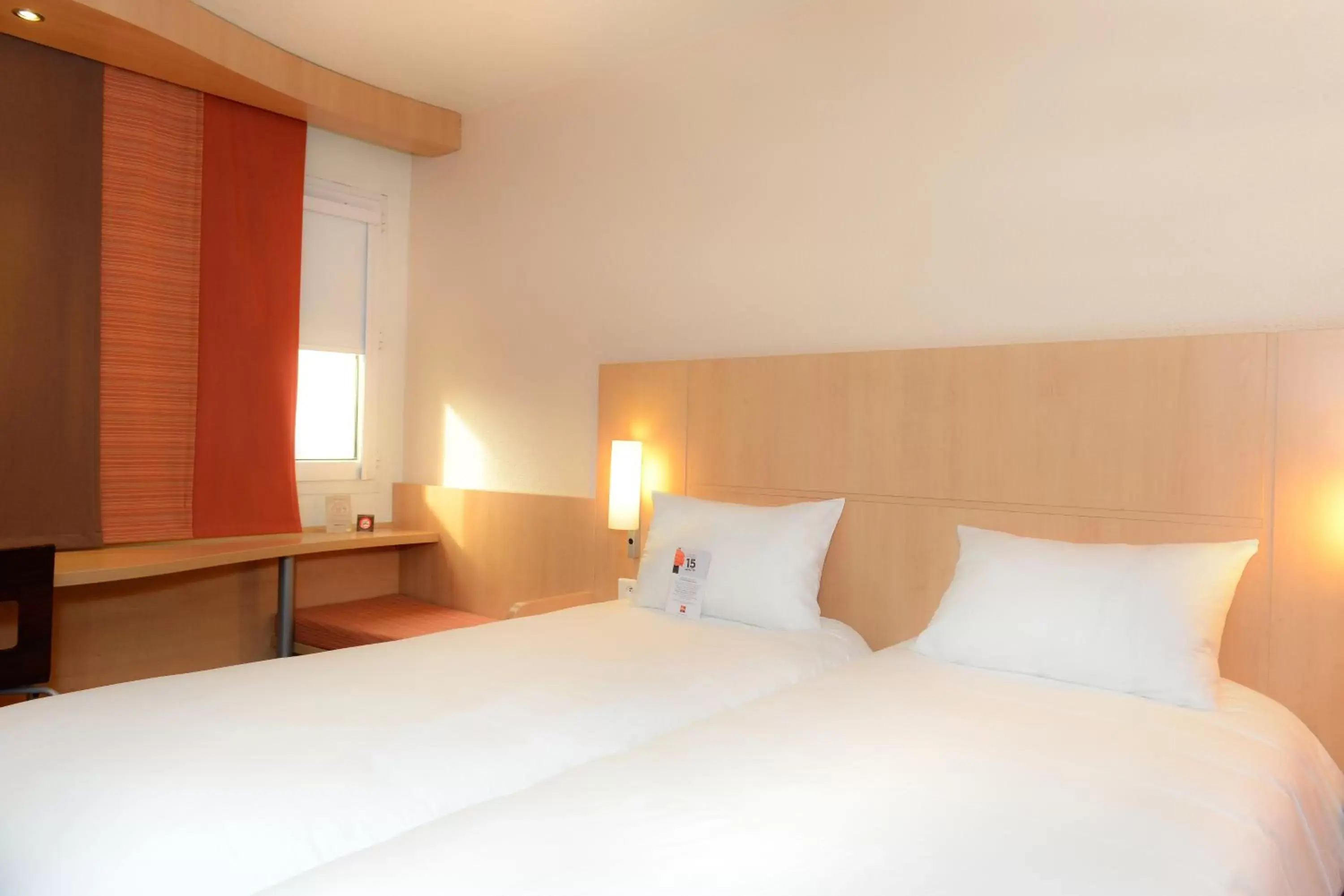 Photo of the whole room, Bed in IBIS Caen Centre