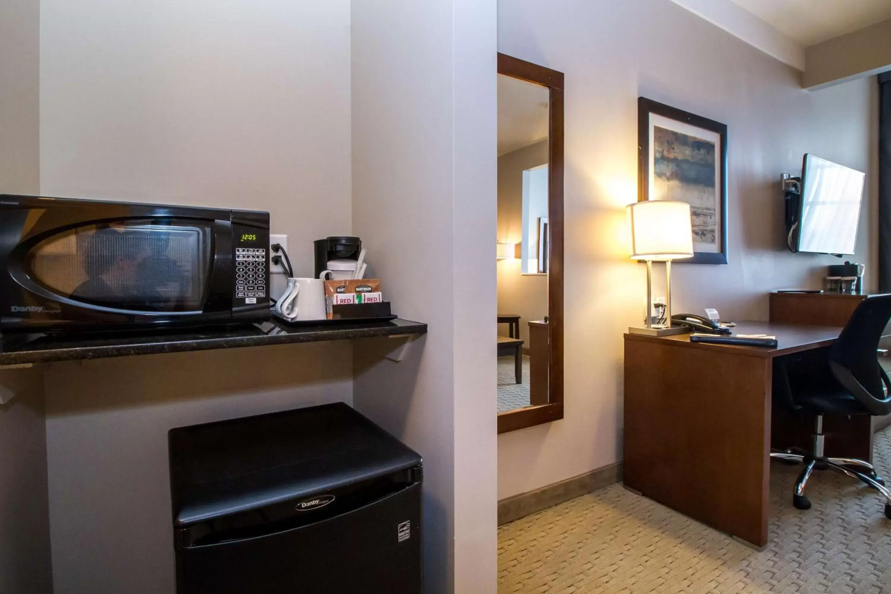 Bedroom, TV/Entertainment Center in Best Western Plus Revelstoke