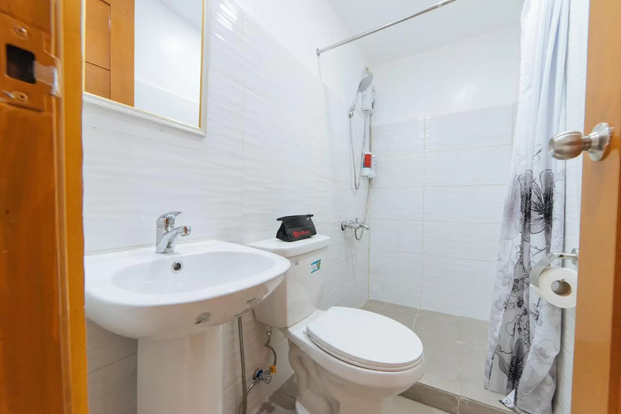 Shower, Bathroom in RedDoorz @ DBuilders Bangkal Makati