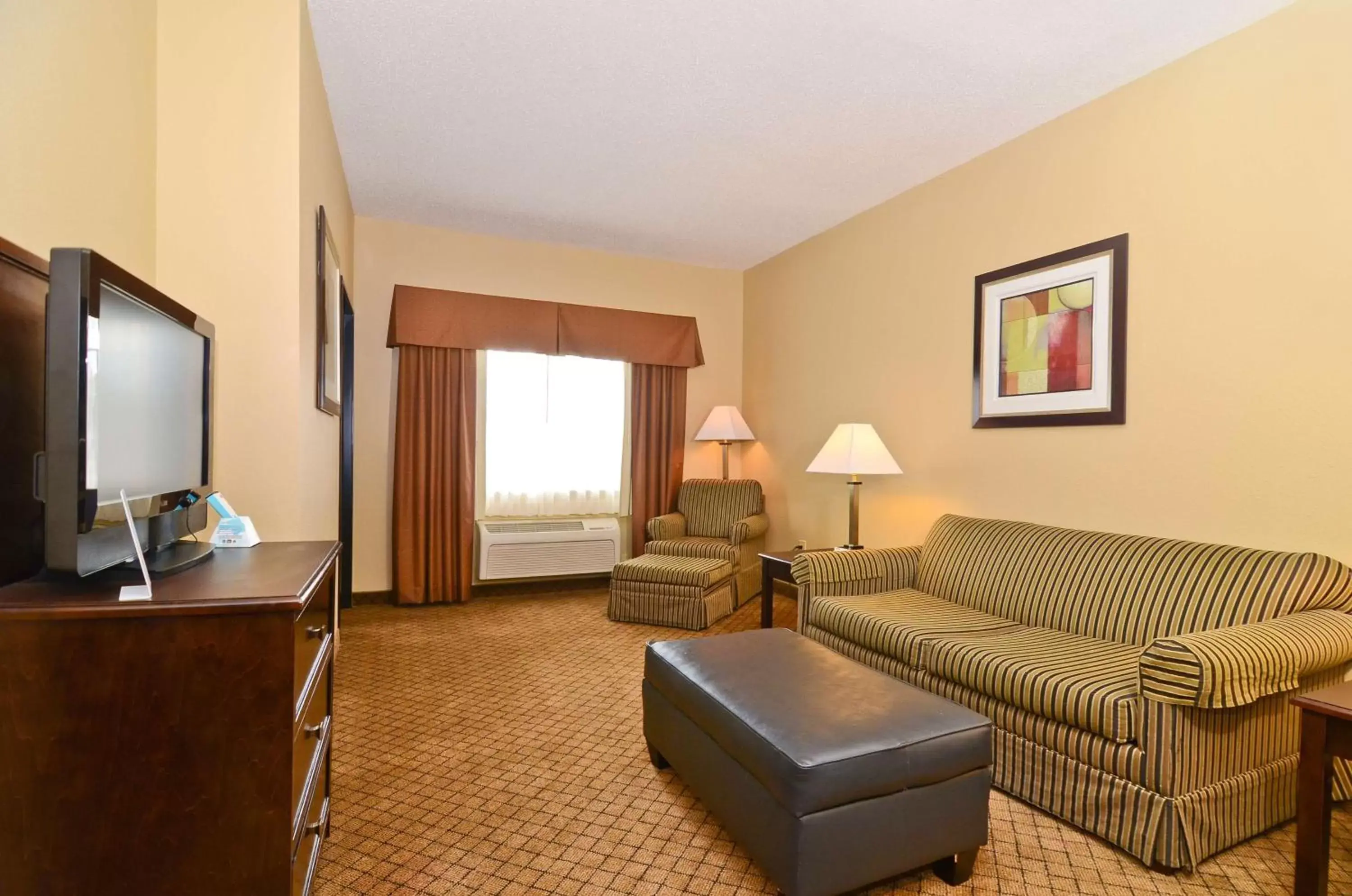 Photo of the whole room, Seating Area in Best Western Macomb Inn