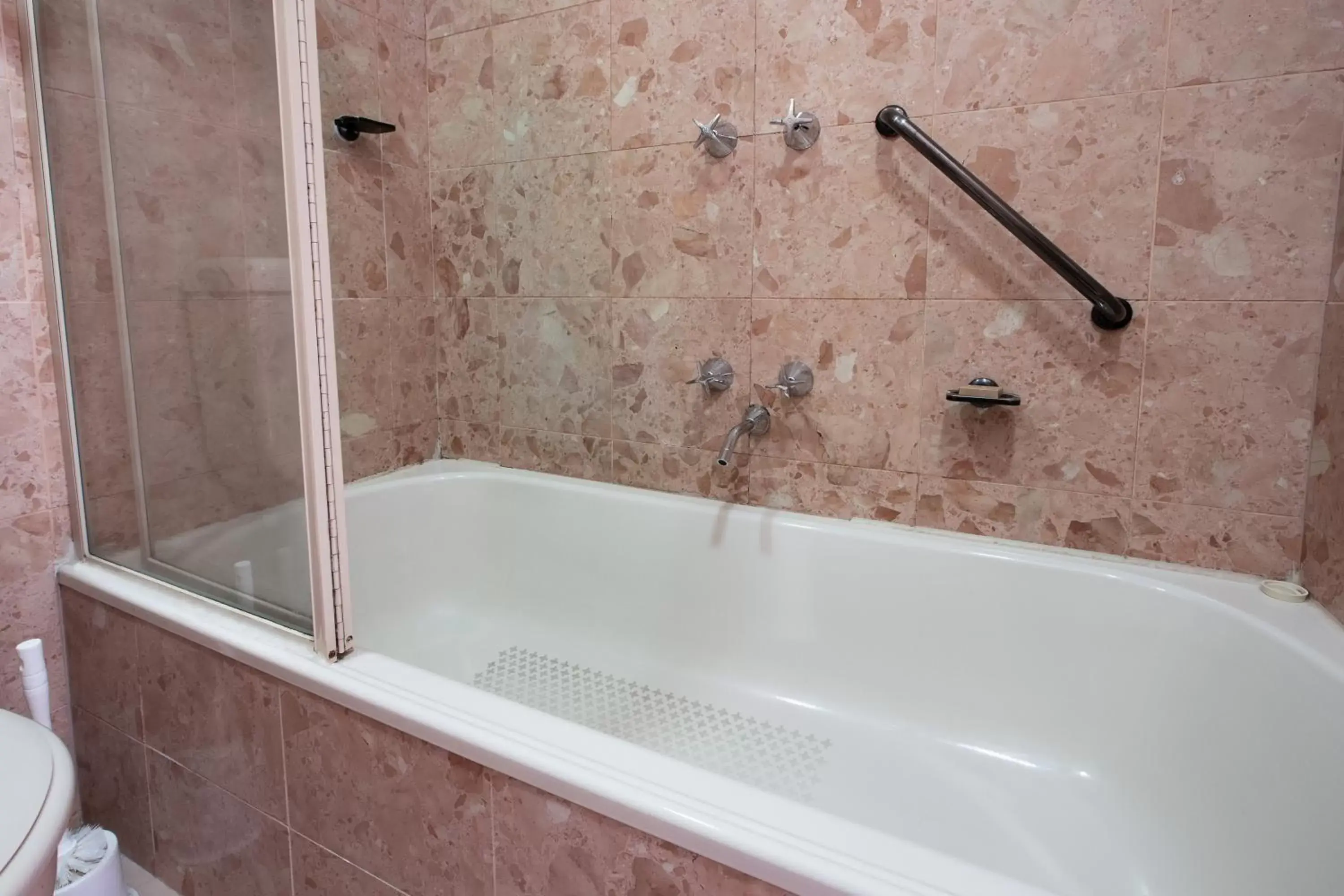 Bath, Bathroom in CitiClub Hotel Melbourne