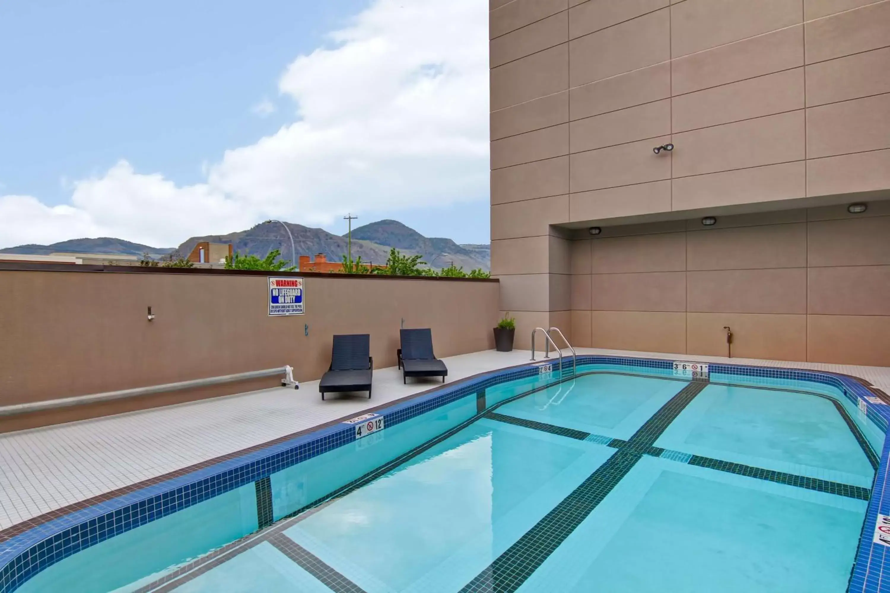 Photo of the whole room, Swimming Pool in DoubleTree by Hilton - Kamloops