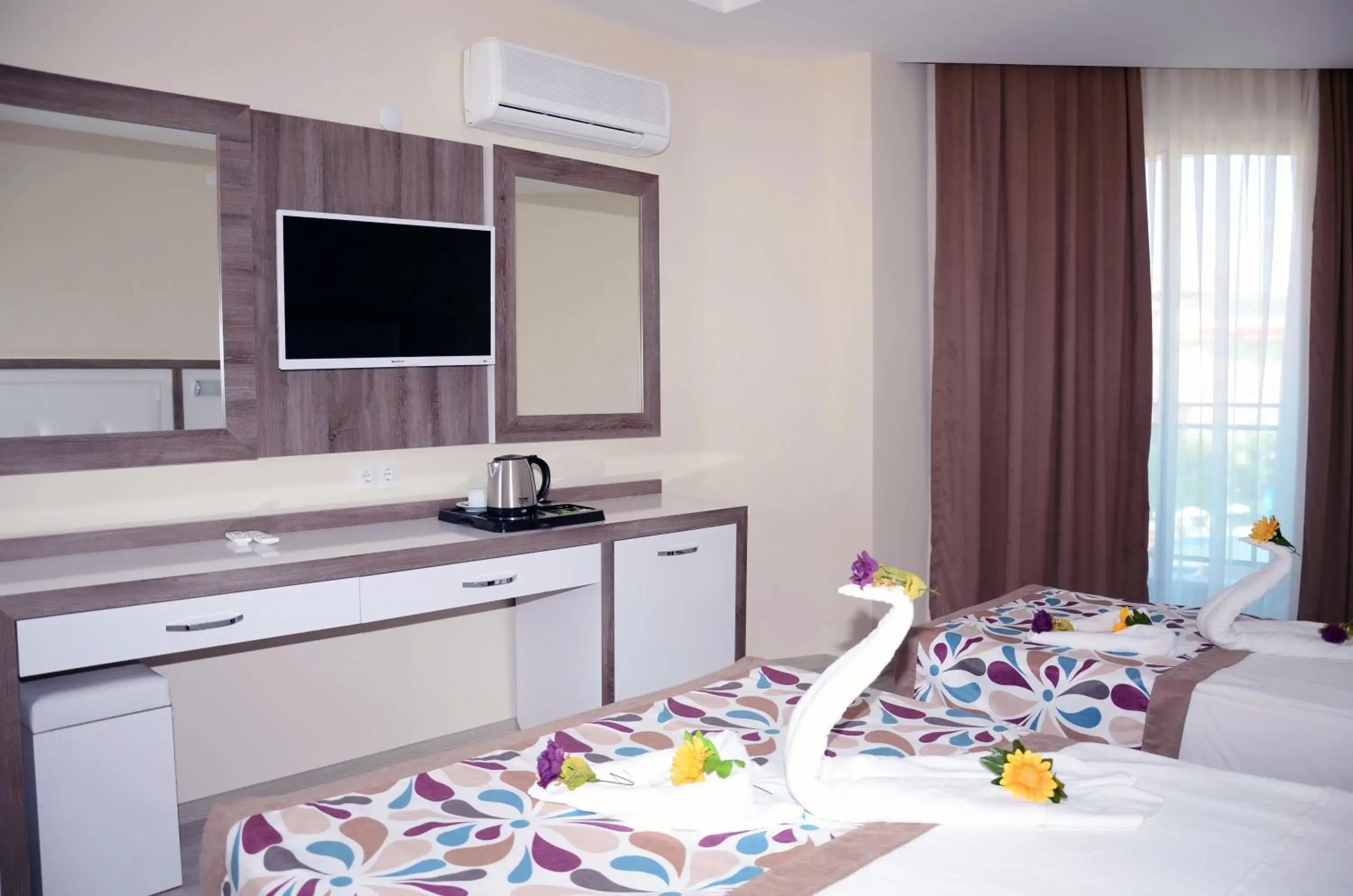 TV and multimedia, Bed in Acar Hotel