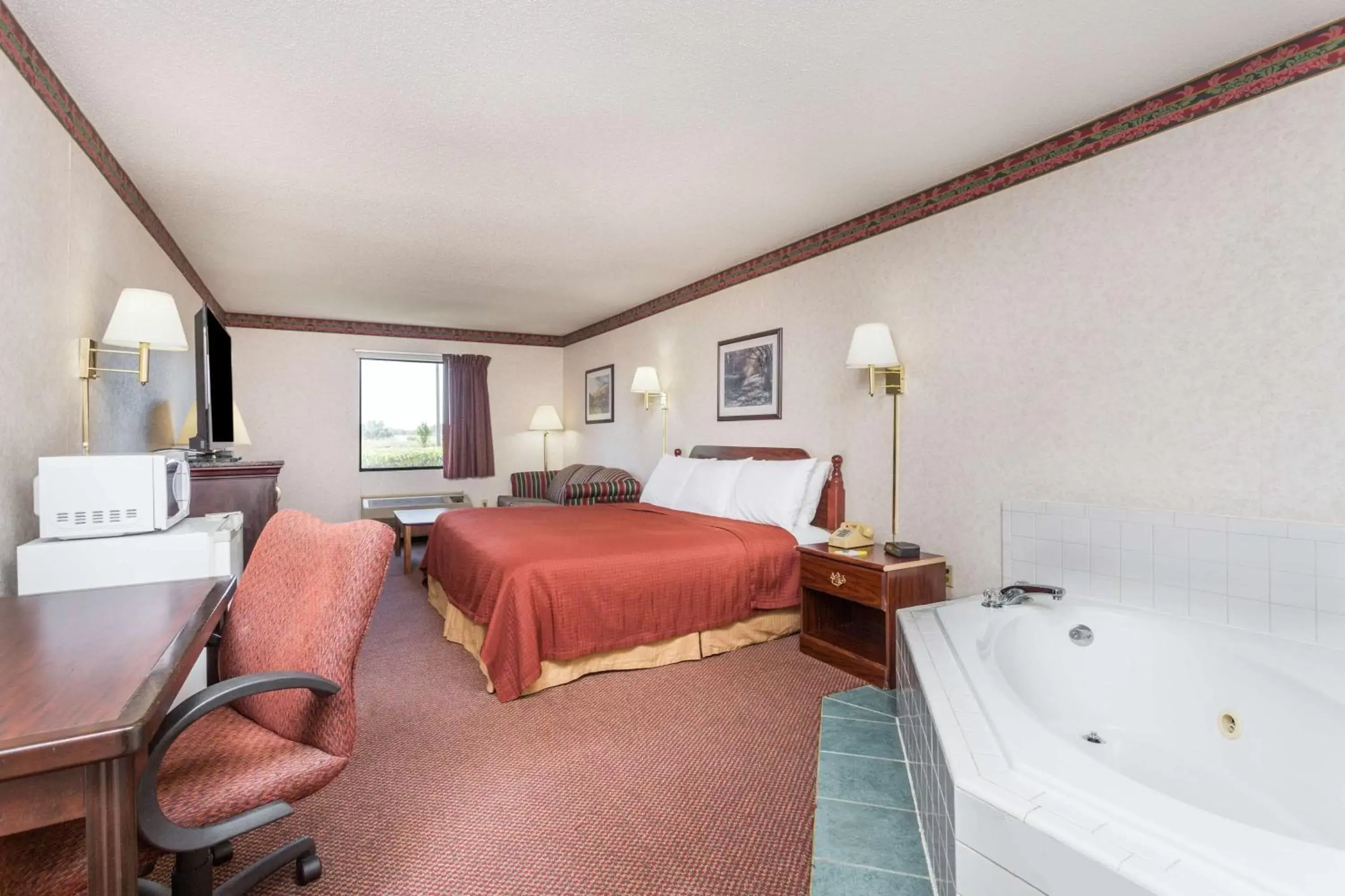Deluxe King Room with Spa Bath - Non-Smoking in Days Inn by Wyndham Royston