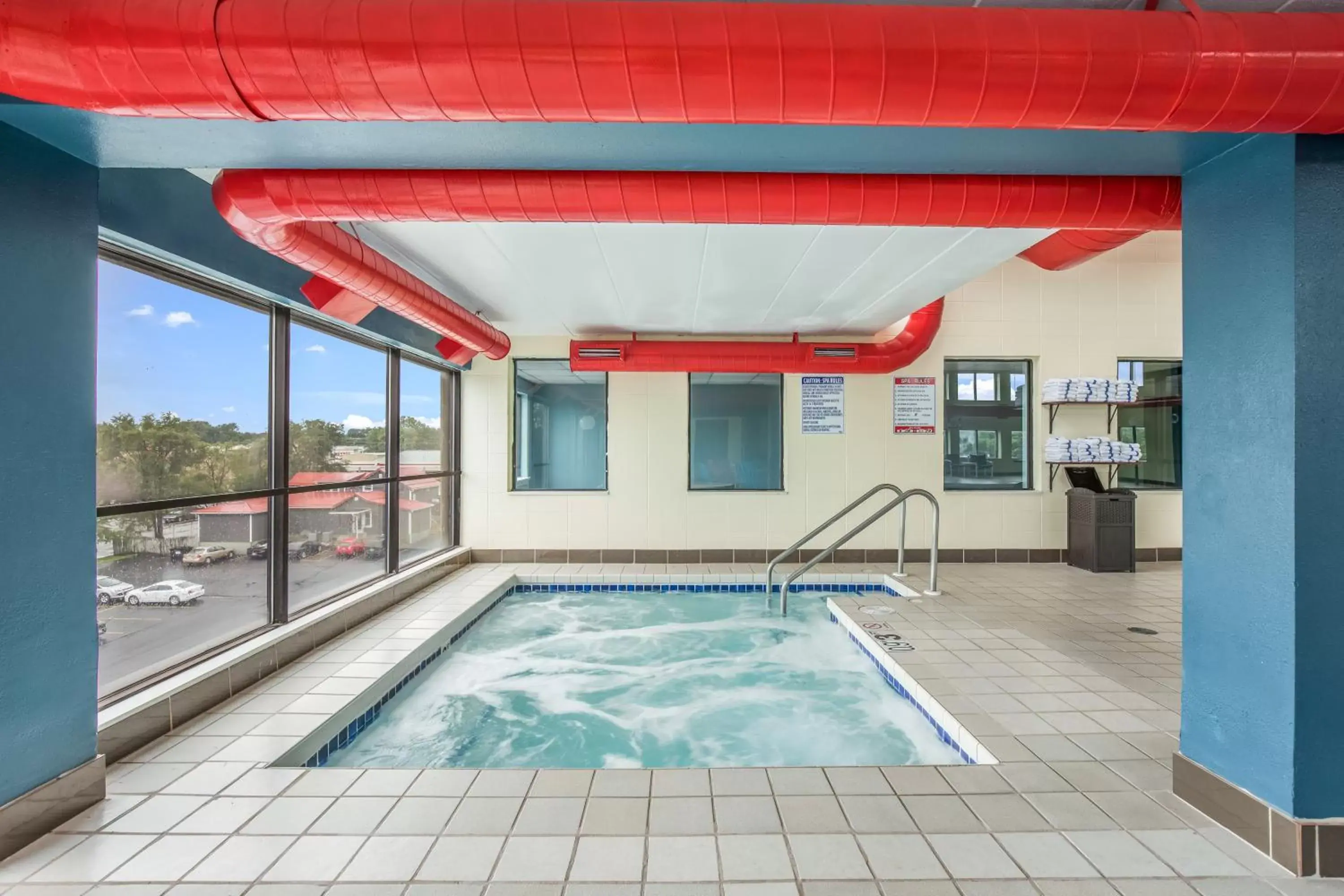 Hot Tub, Swimming Pool in Clarion Hotel and Convention Center Baraboo