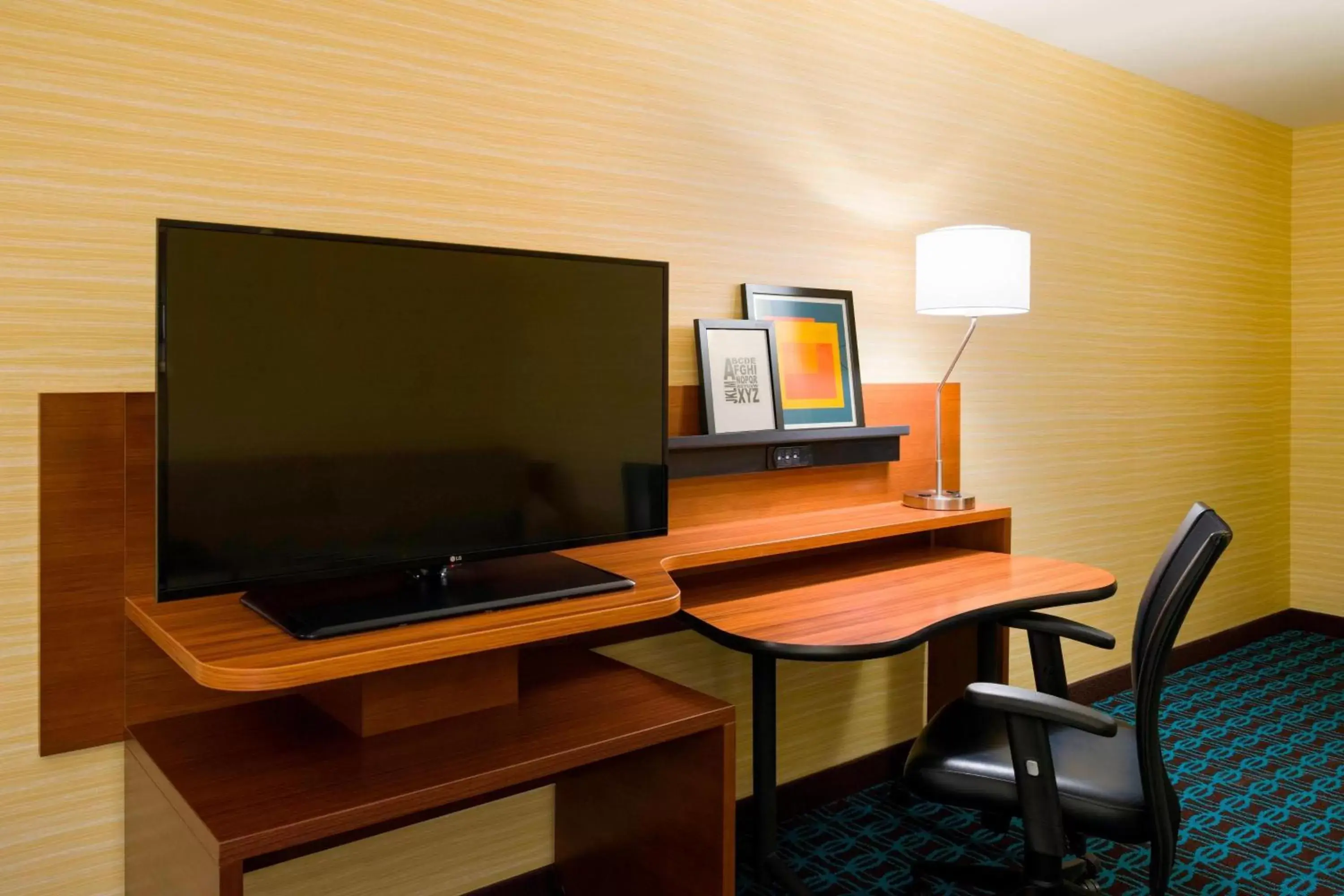Bedroom, TV/Entertainment Center in Fairfield Inn & Suites by Marriott Paramus
