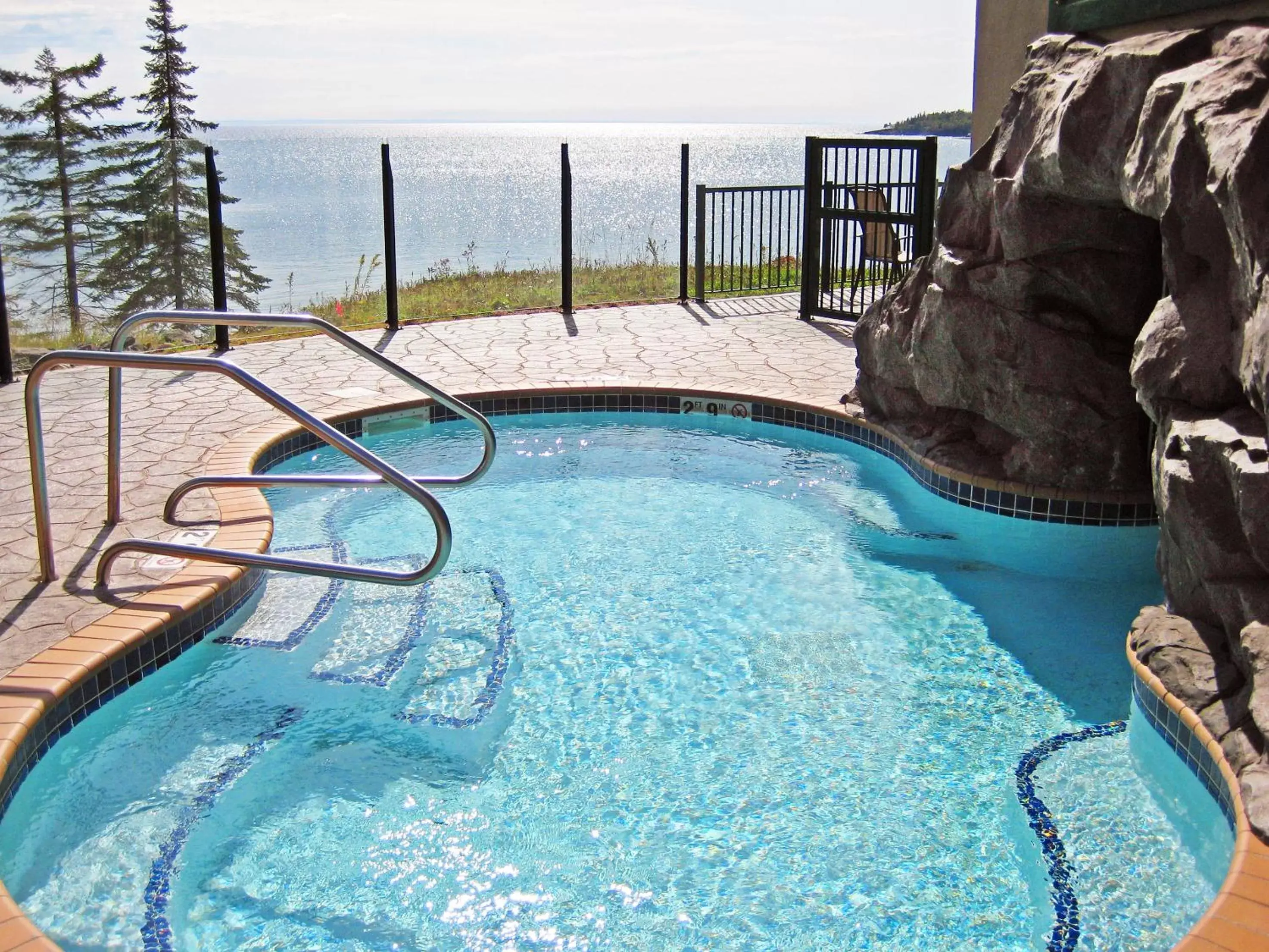 Hot Tub, Swimming Pool in Superior Shores