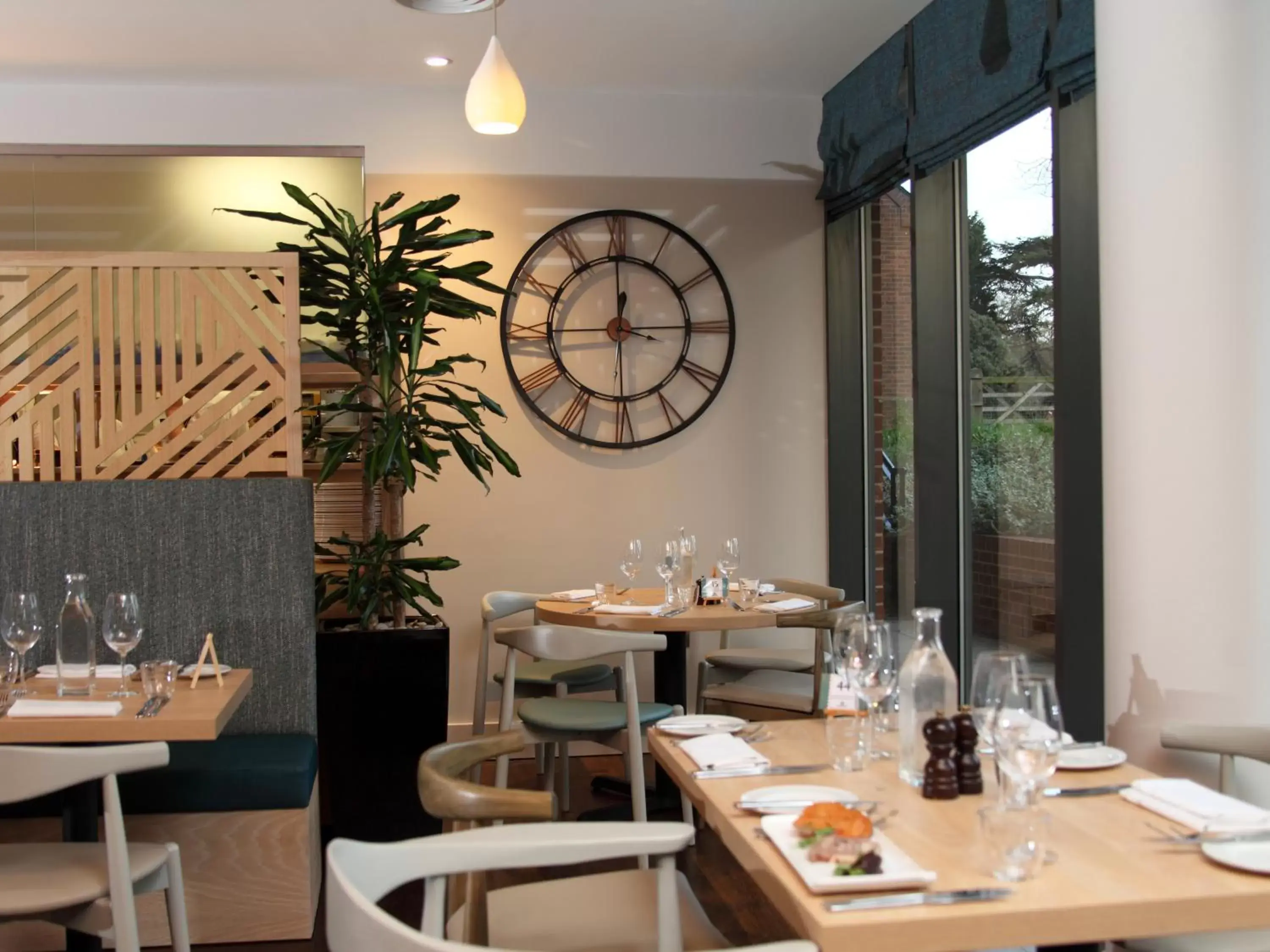 Restaurant/Places to Eat in Wivenhoe House Hotel