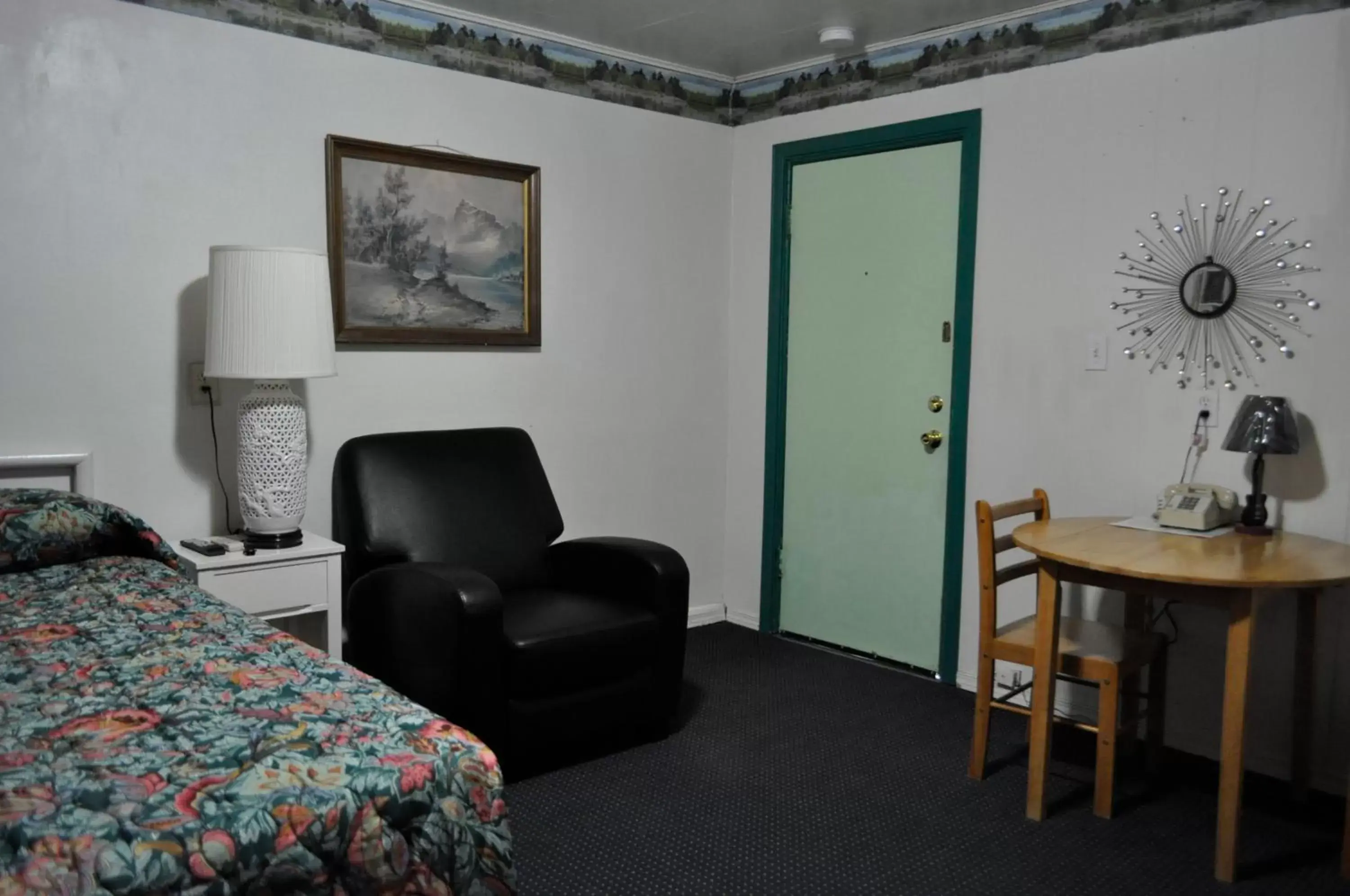 Photo of the whole room, Seating Area in Western Motel