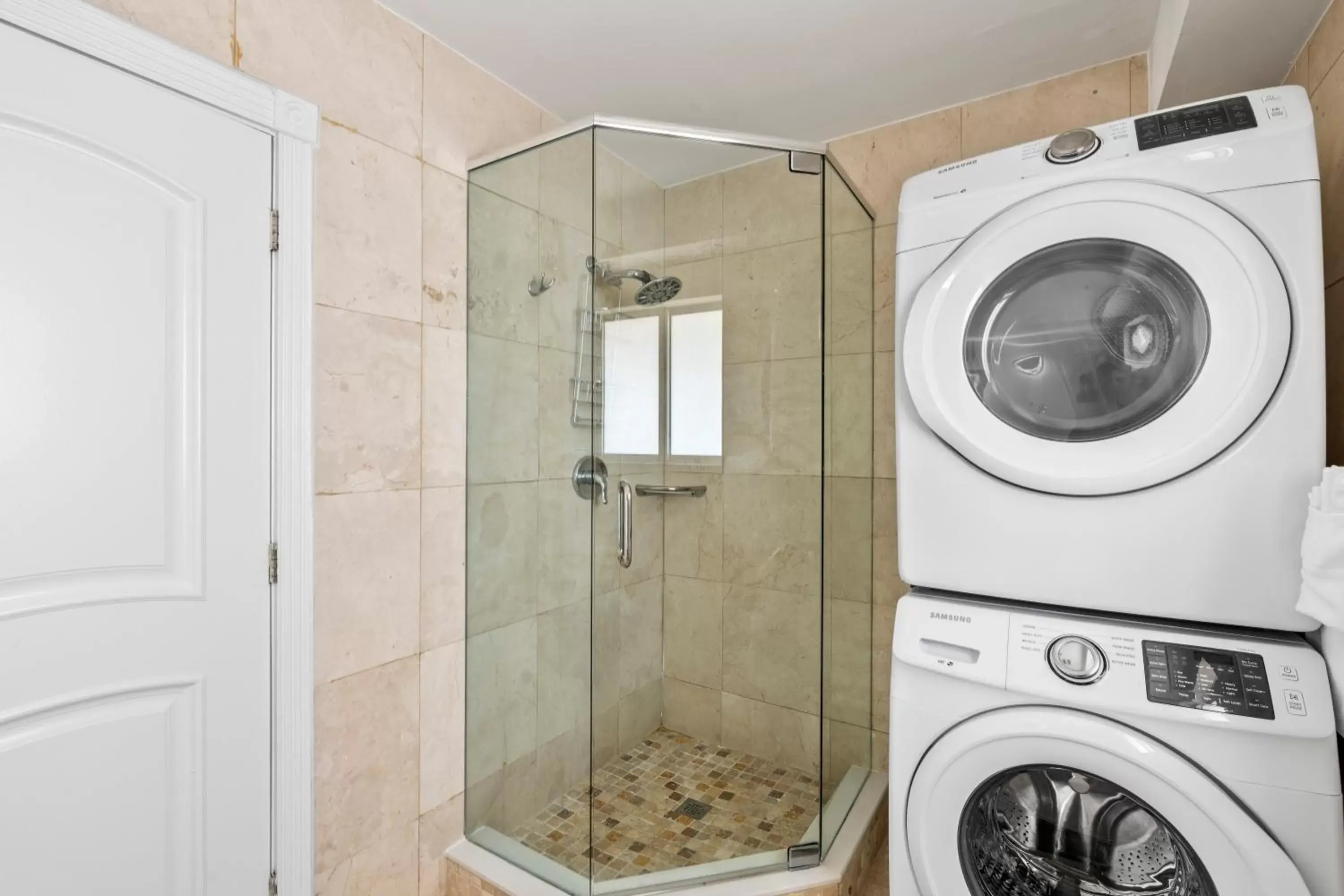 washing machine, Bathroom in Isle of Venice Residence and Marina