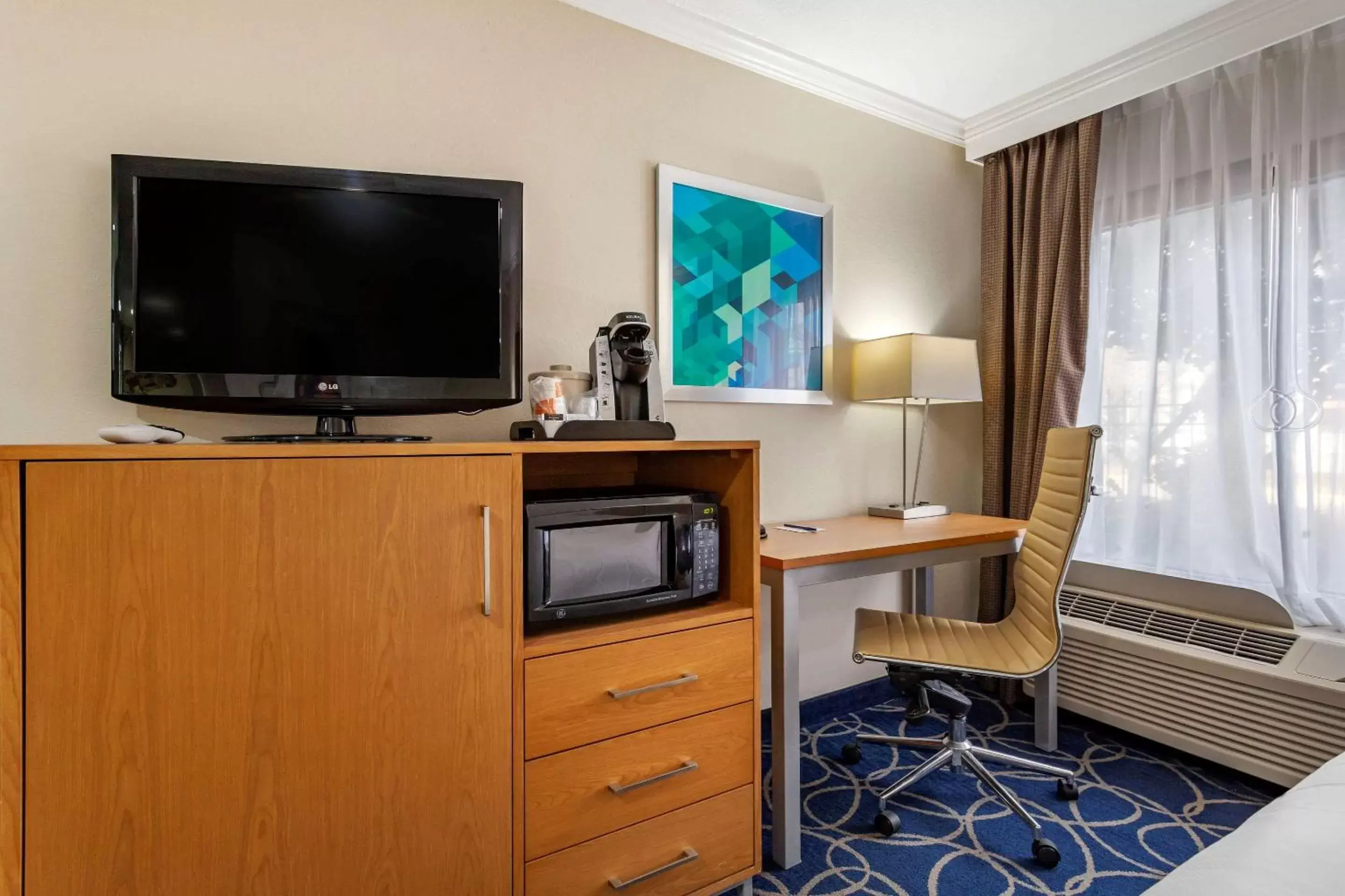 Photo of the whole room, TV/Entertainment Center in Comfort Inn & Suites Houston I-10 West Energy Corridor