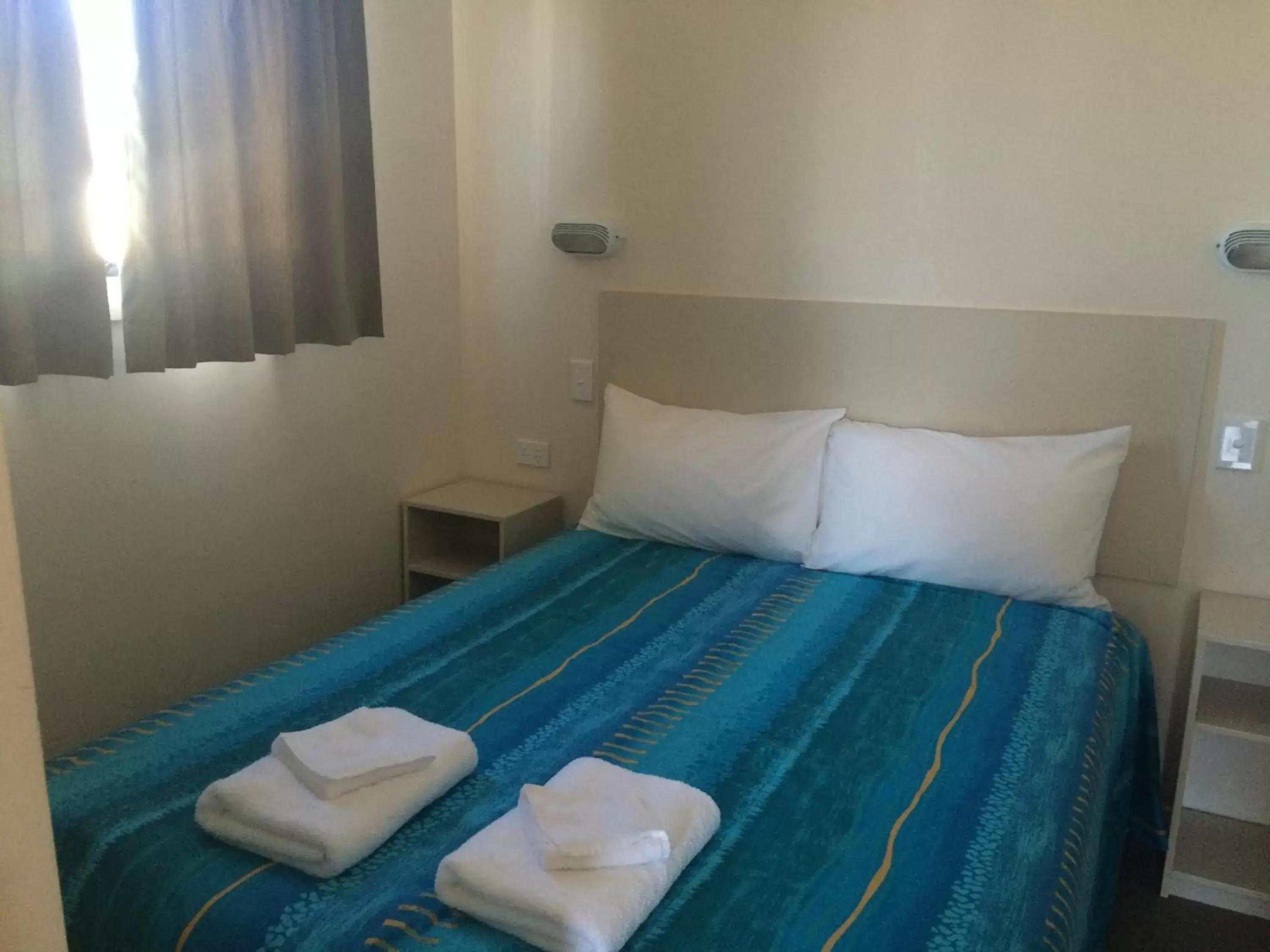 Three-Bedroom Cabin 5-6 in Peace Resorts - Jervis Bay Holiday Cabins in Sussex Inlet Three-Bedroom Cabin 5-6 in Peace Resorts - Jervis Bay Holiday Cabins in Sussex Inlet