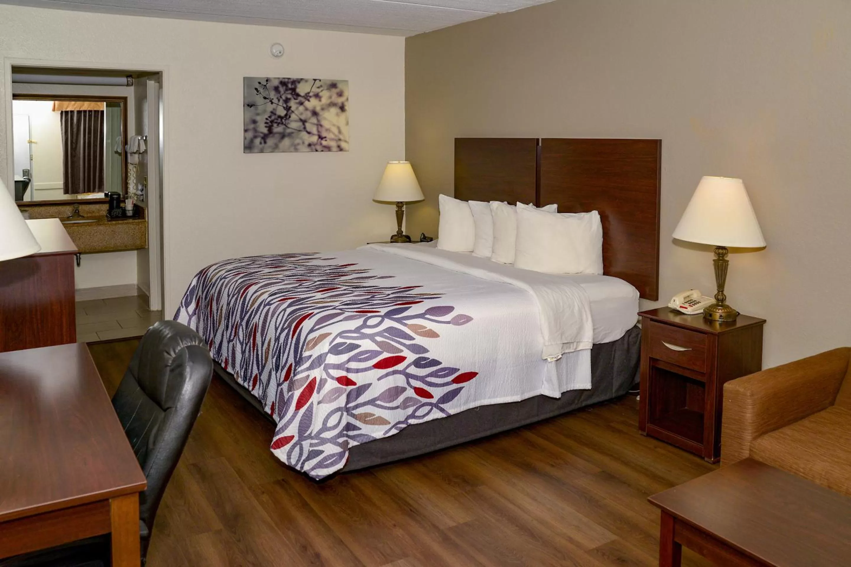 Bedroom, Bed in Red Roof Inn Tallahassee East