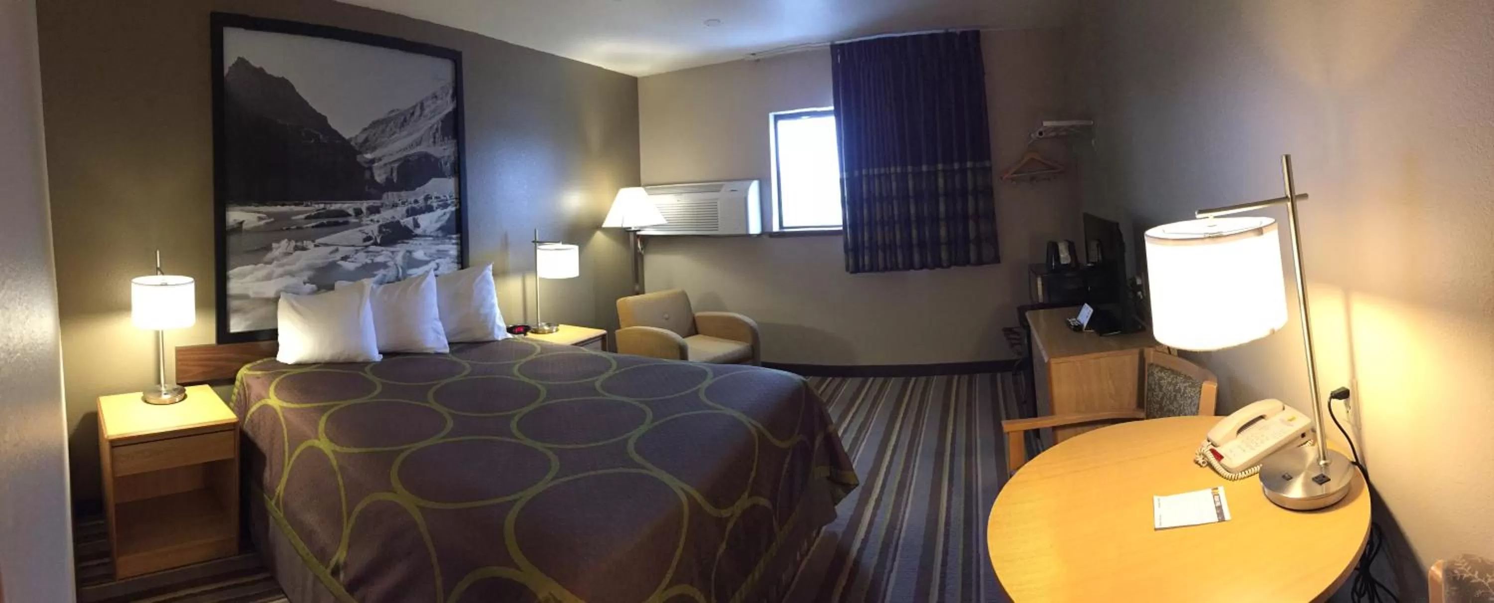 Photo of the whole room, Bed in Super 8 by Wyndham Dillon