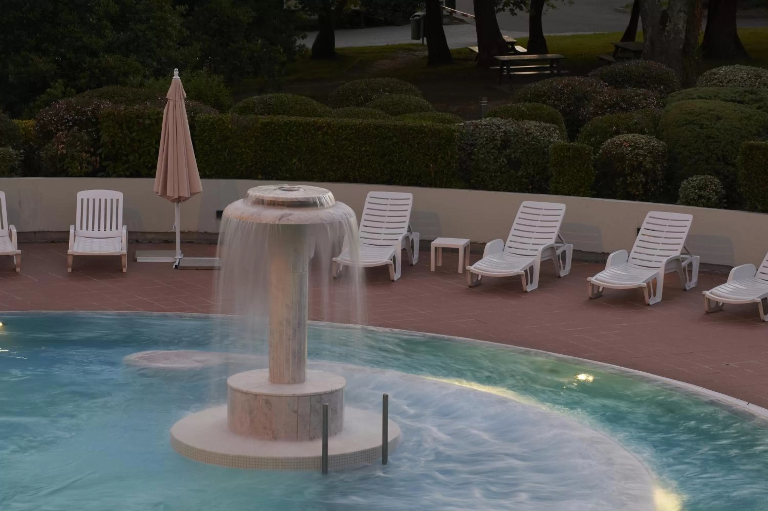 Swimming pool in Best Western Hotel Sourcéo