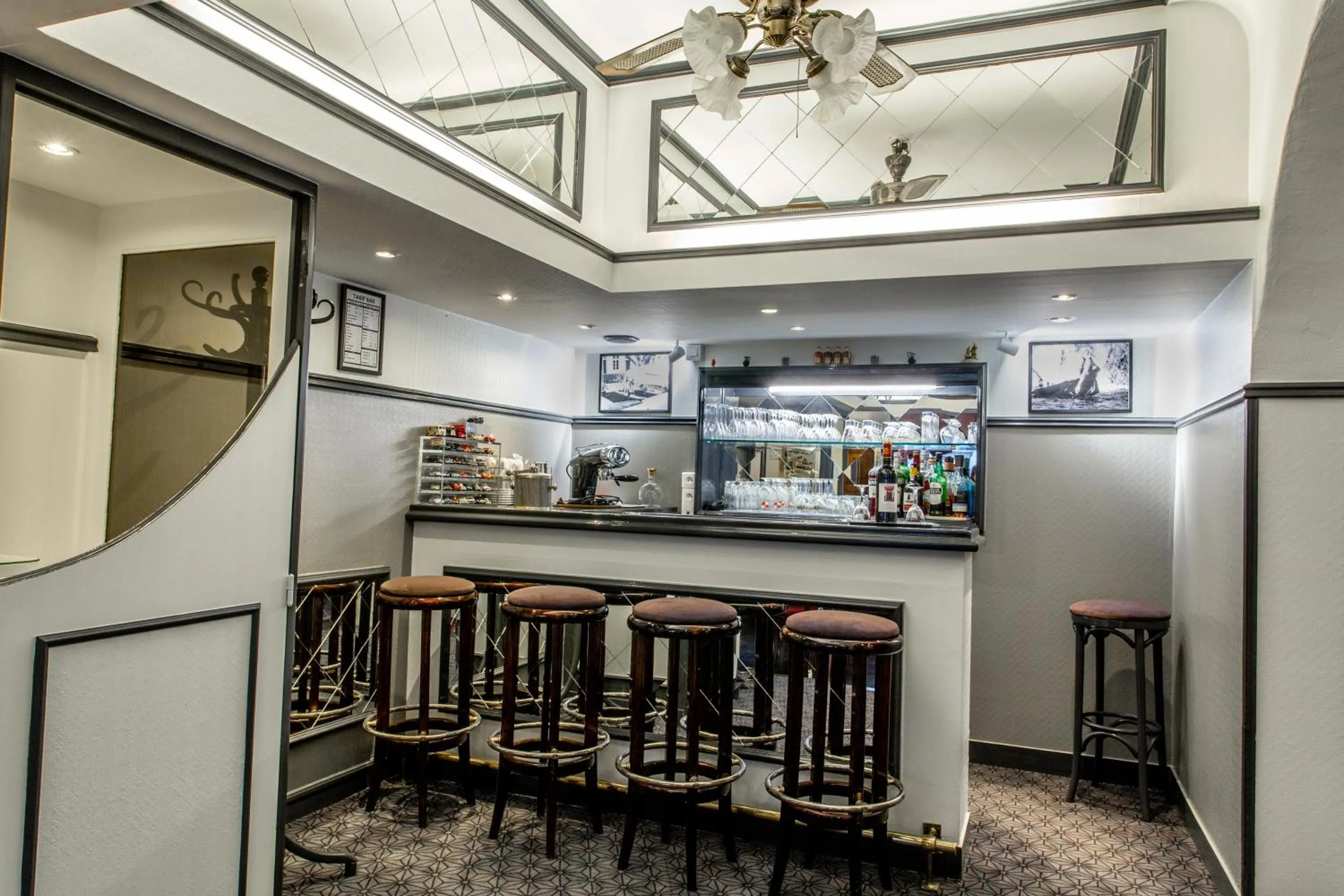 Lounge or bar in Hotel du Pré