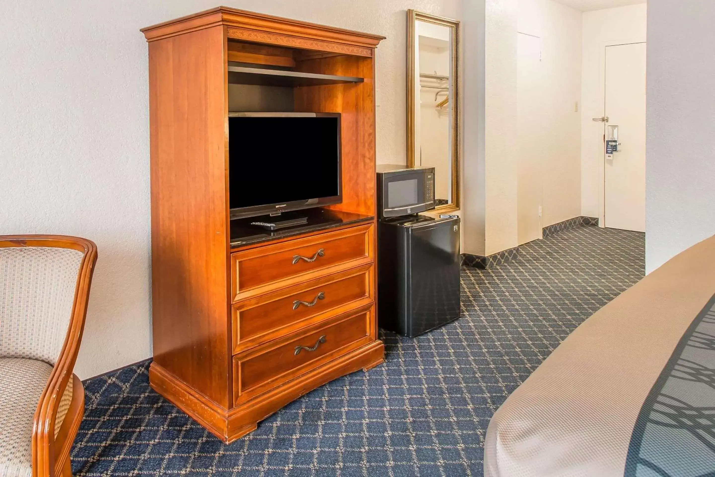 Photo of the whole room, TV/Entertainment Center in North Miami Beach Gardens Inn & Suites