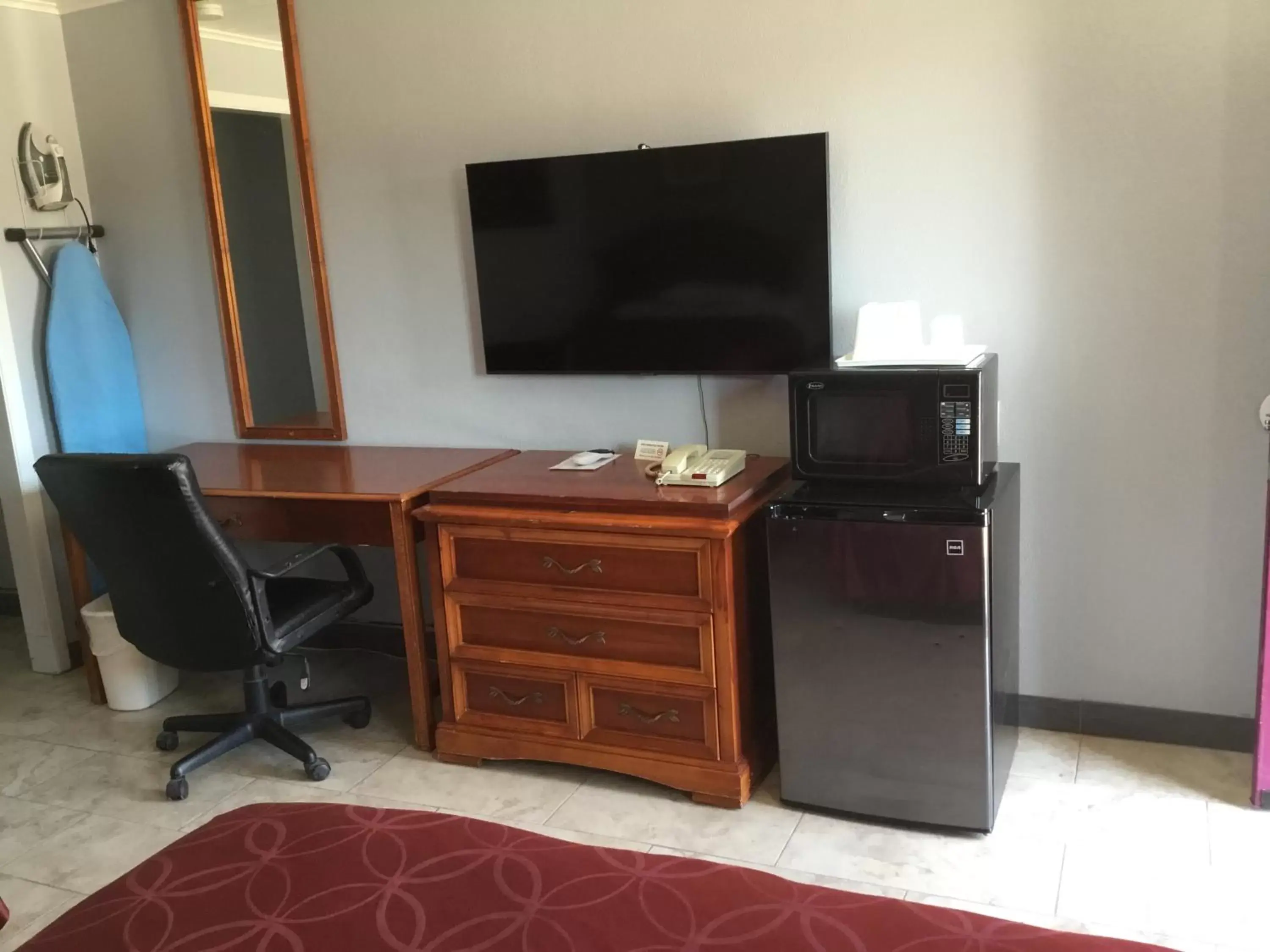 TV and multimedia, TV/Entertainment Center in Budget Inn Plainview