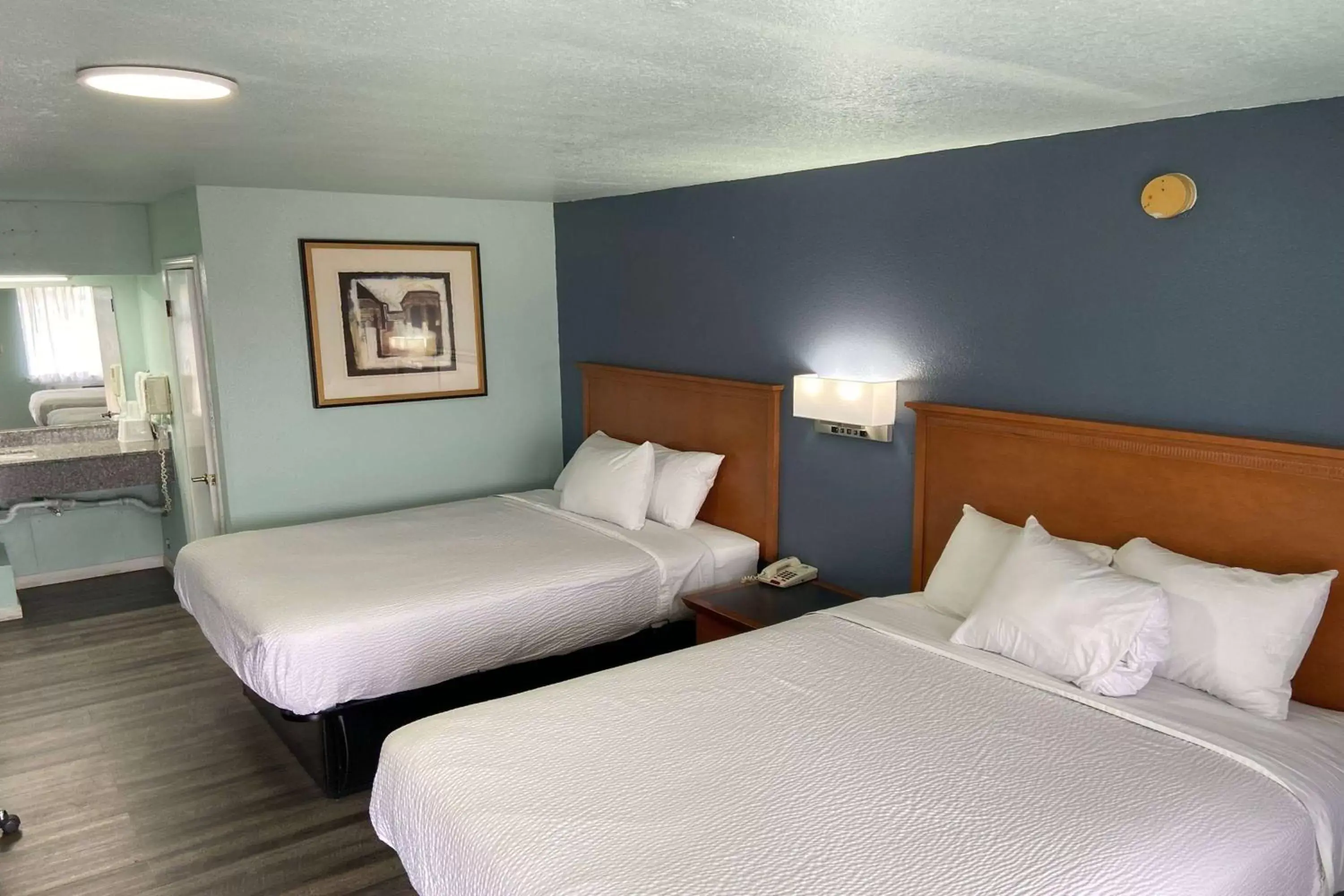 Photo of the whole room, Bed in Days Inn by Wyndham Pratt