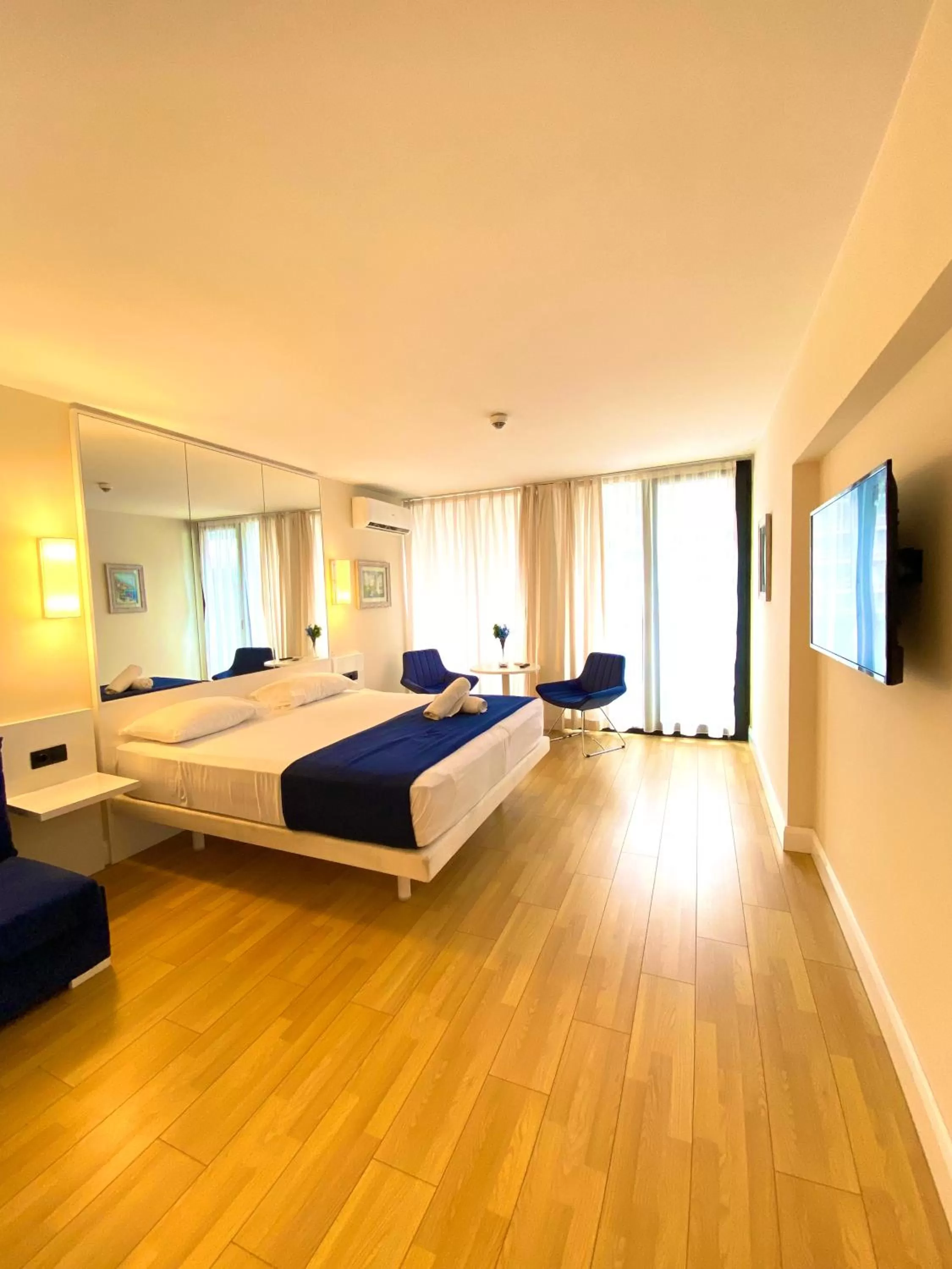 Communal lounge/ TV room, Bed in APARTHOTEL in City Batumi