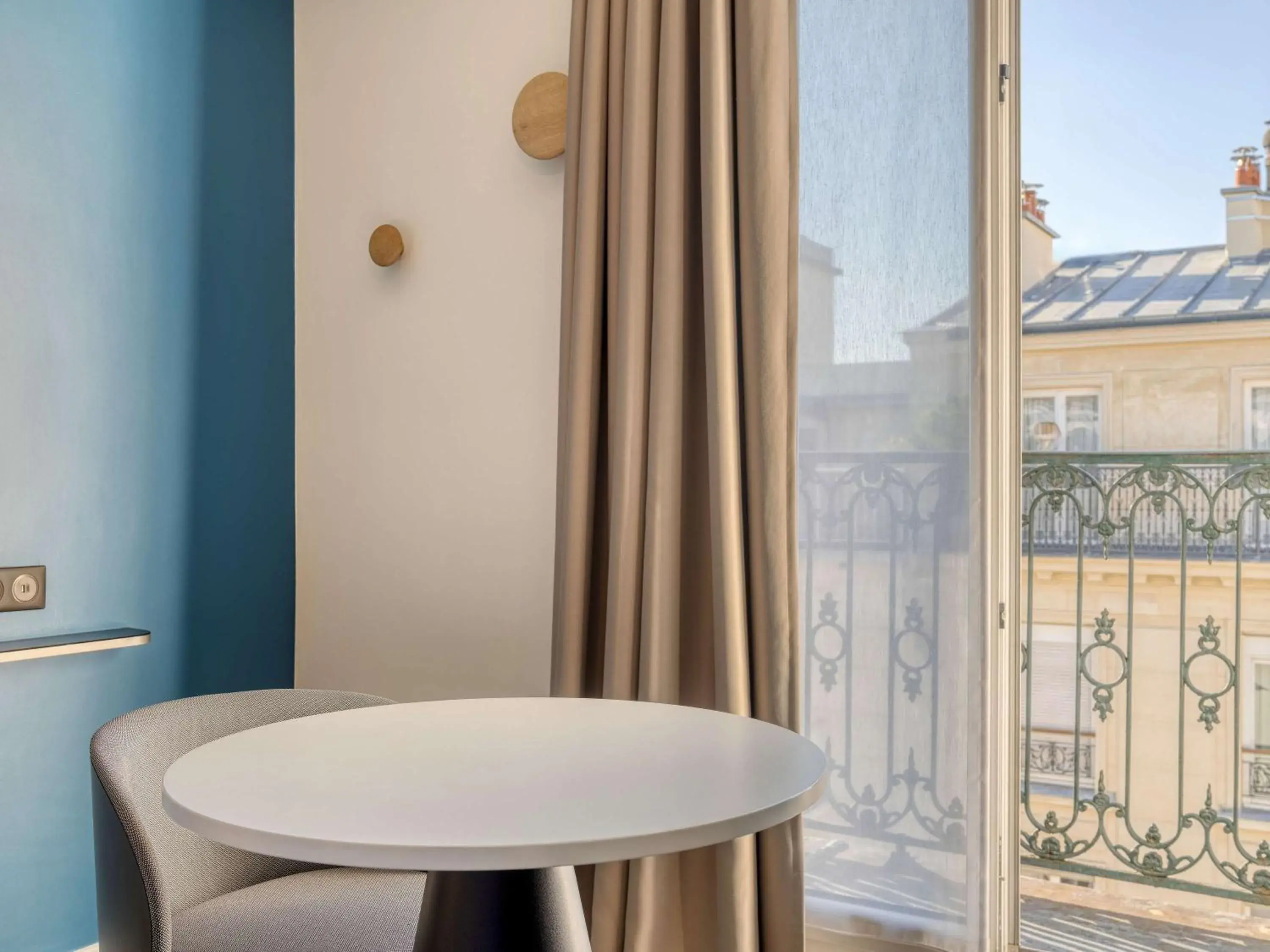 Bedroom in Hotel ibis Paris Pere Lachaise
